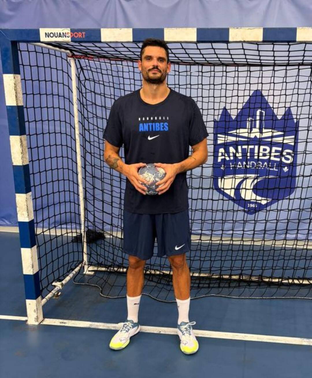 "Prendre du plaisir et m'amuser tout en continuant à progresser physiquement": le nageur Florent Manaudou rejoint le club de handball d'Antibes