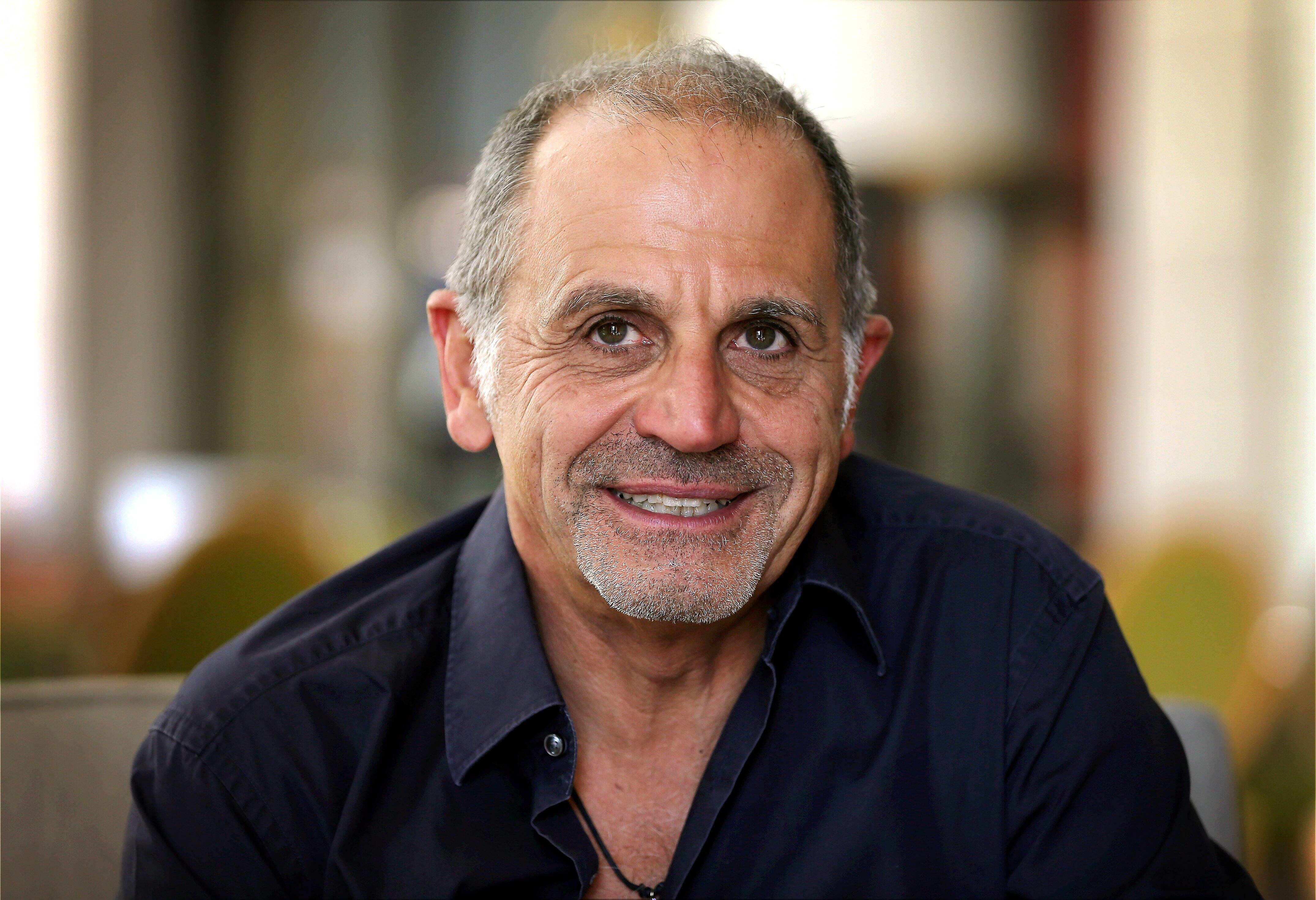 "On va les décortiquer, les réécouter...": le Niçois Marc Toesca toujours au coeur du son avec le podcast "100% vinyles"