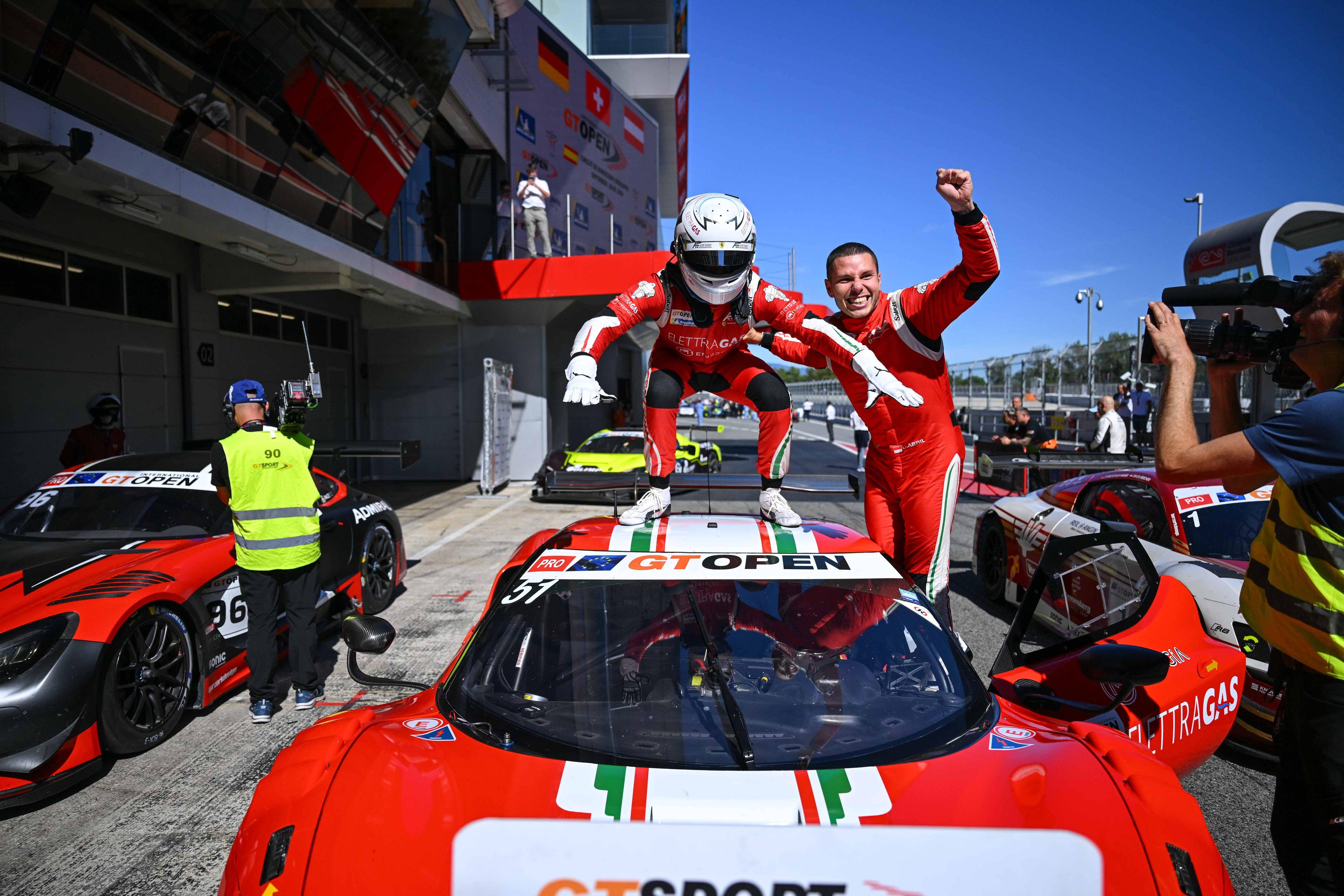 "Sur le devant de la scène": on a rencontré un pilote monégasque qui fait des étincelles au volant d'une Ferrari 296 GT3