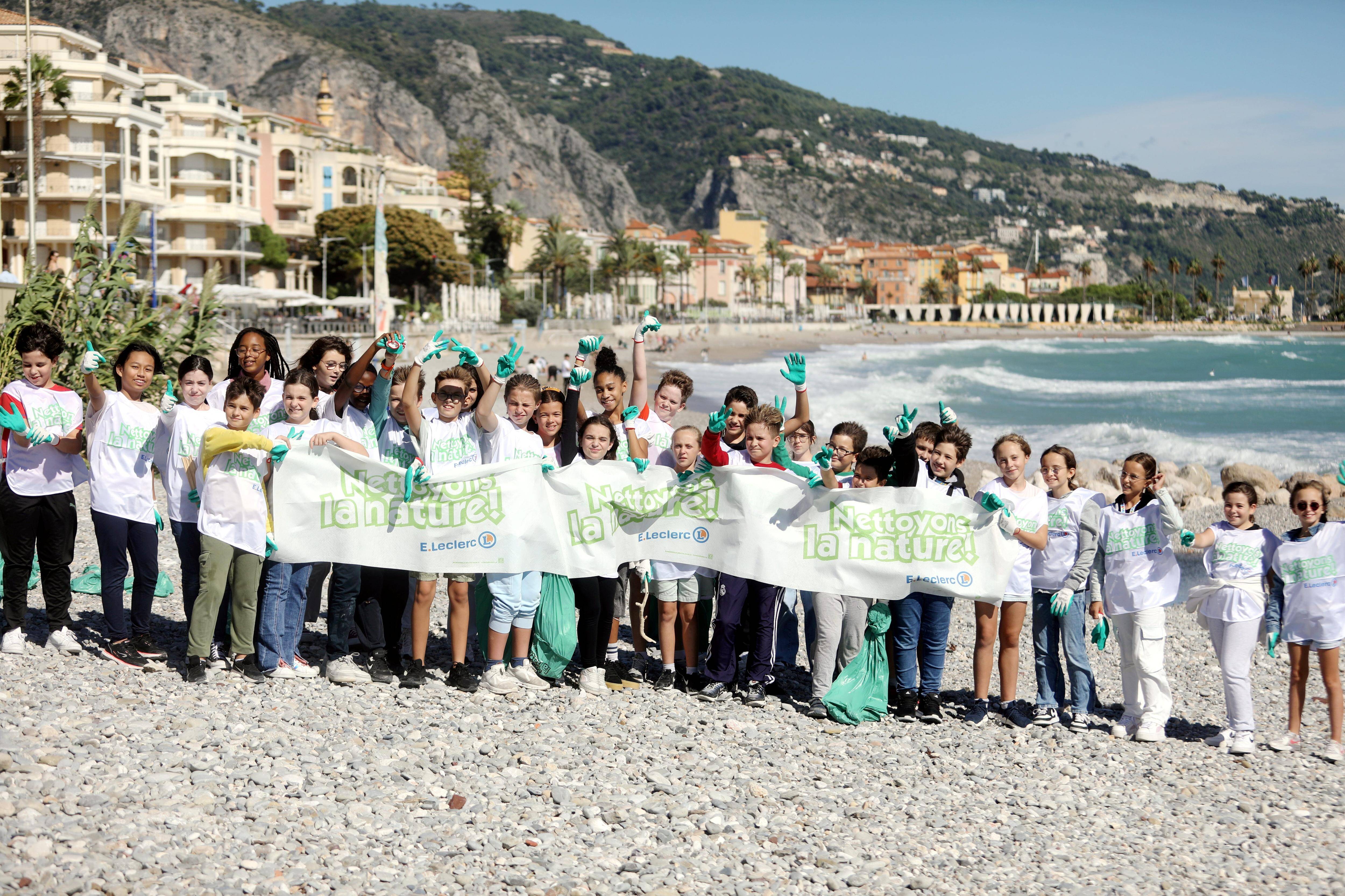 "Je n'ai pas envie de me baigner dans des ordures": ces collégiens nettoient le littoral à Menton
