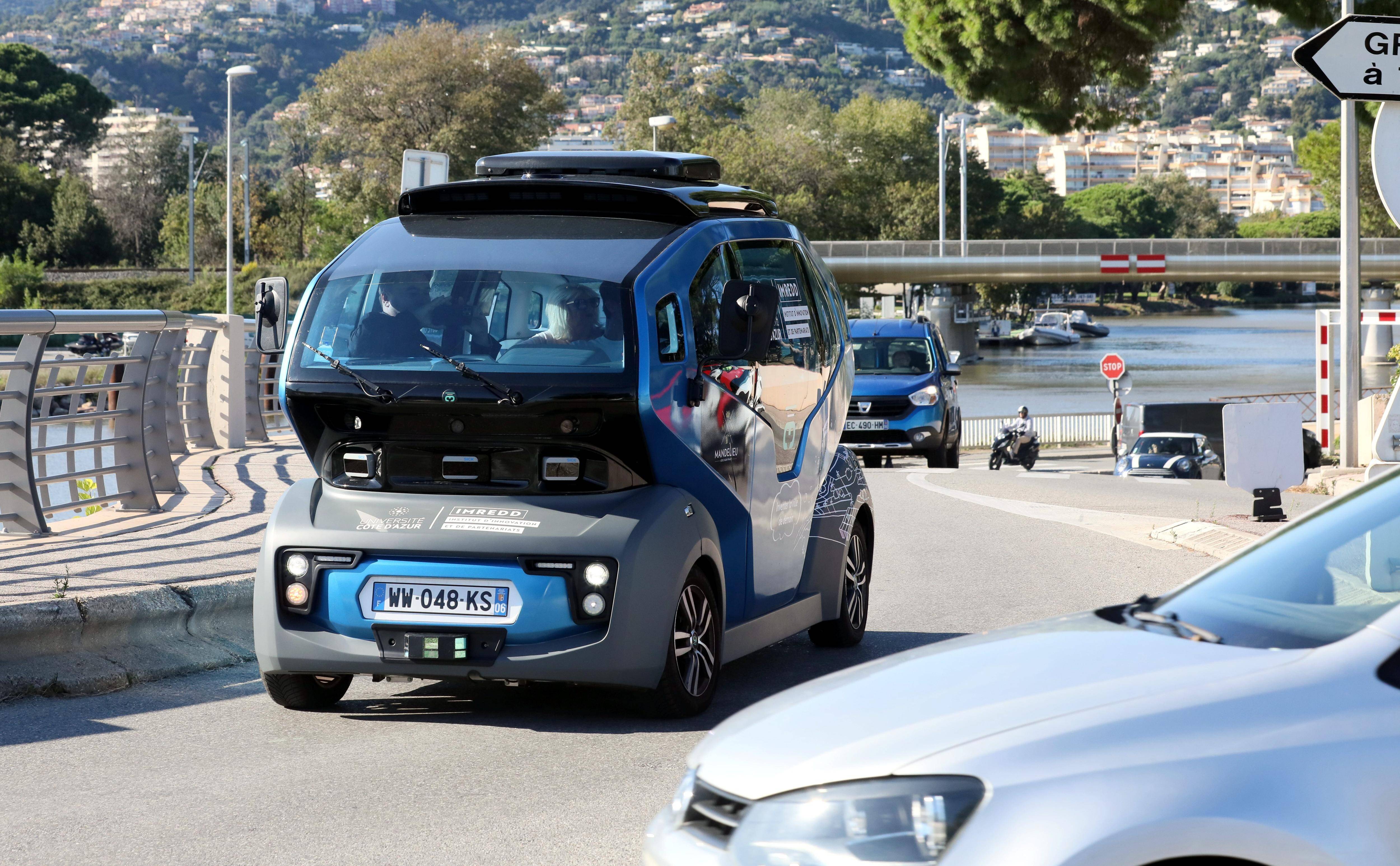 "C'était agréable et surprenant même si, à sa place, j'aurais le réflexe de prendre le volant": ils ont testé la navette sans chauffeur qui roule à Mandelieu jusqu'au 18 octobre
