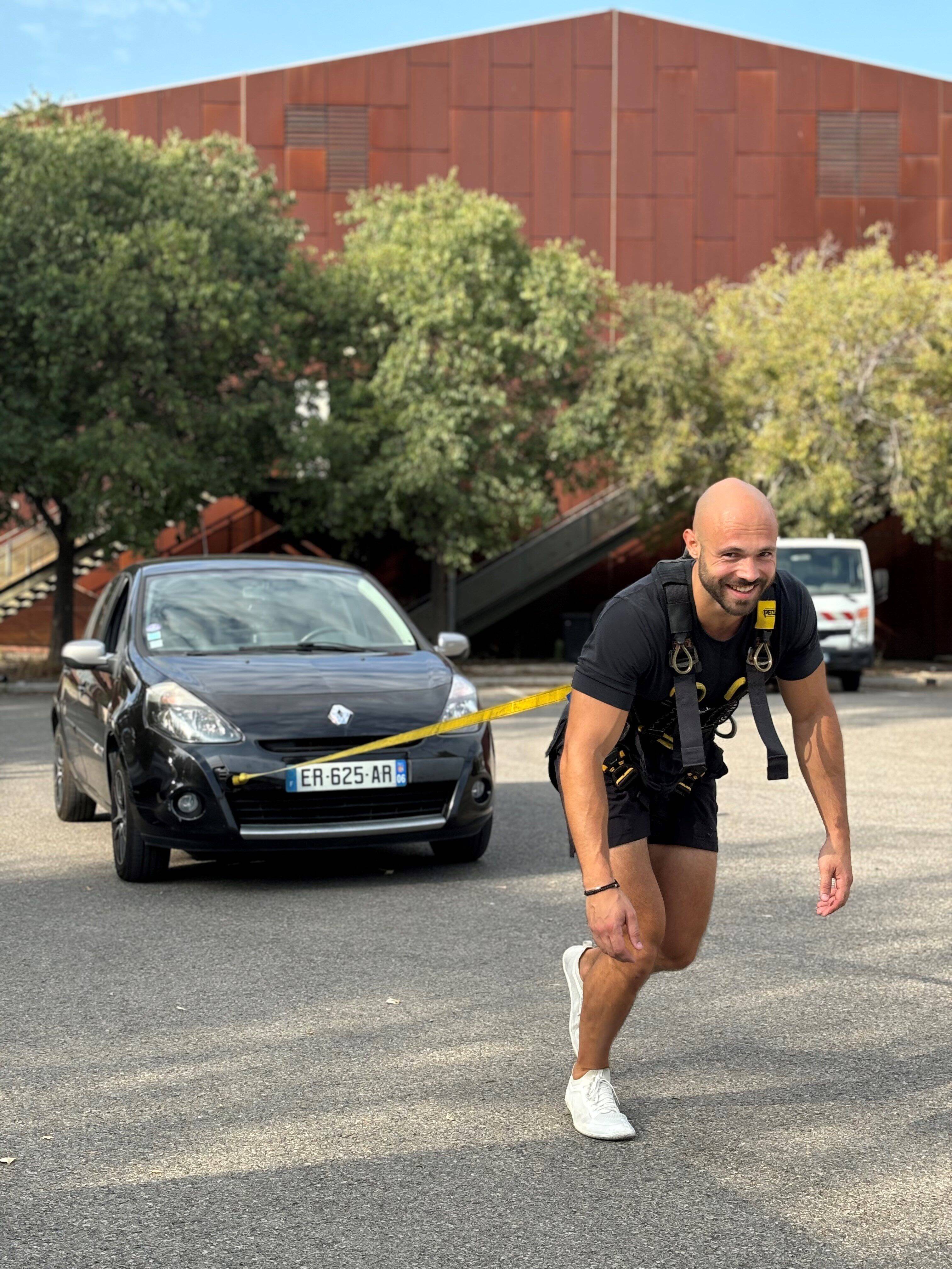 Un mètre parcouru à chaque euro donné: à Cannes, il va tracter une voiture à la force de ses jambes et pour la bonne cause