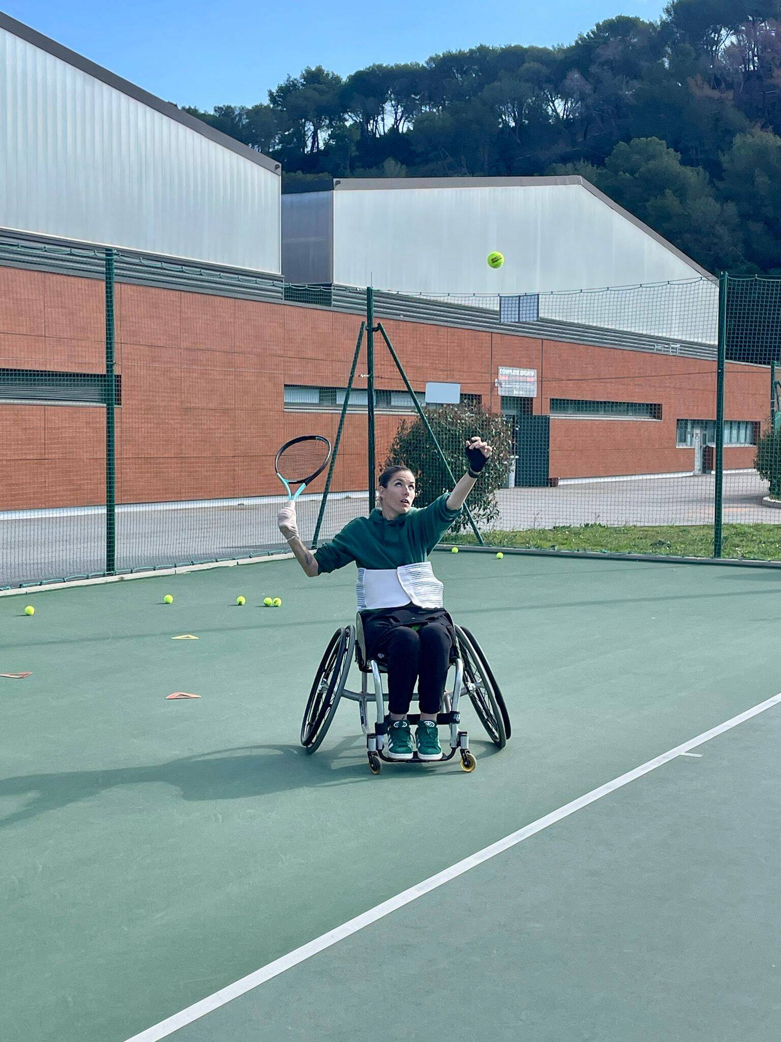 Ex-numéro 20 française chez les valides, la tenniswoman niçoise Marie Temin, devenue tétraplégique, se bat pour participer aux Jeux Paralympiques de Los Angeles