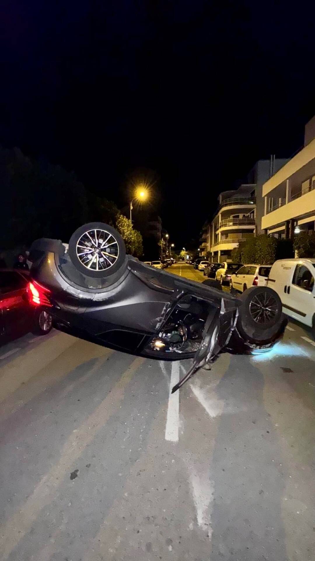 Il emboutit plusieurs voitures avant de finir sa course sur le toit et de s'enfuir à pied à Cannes