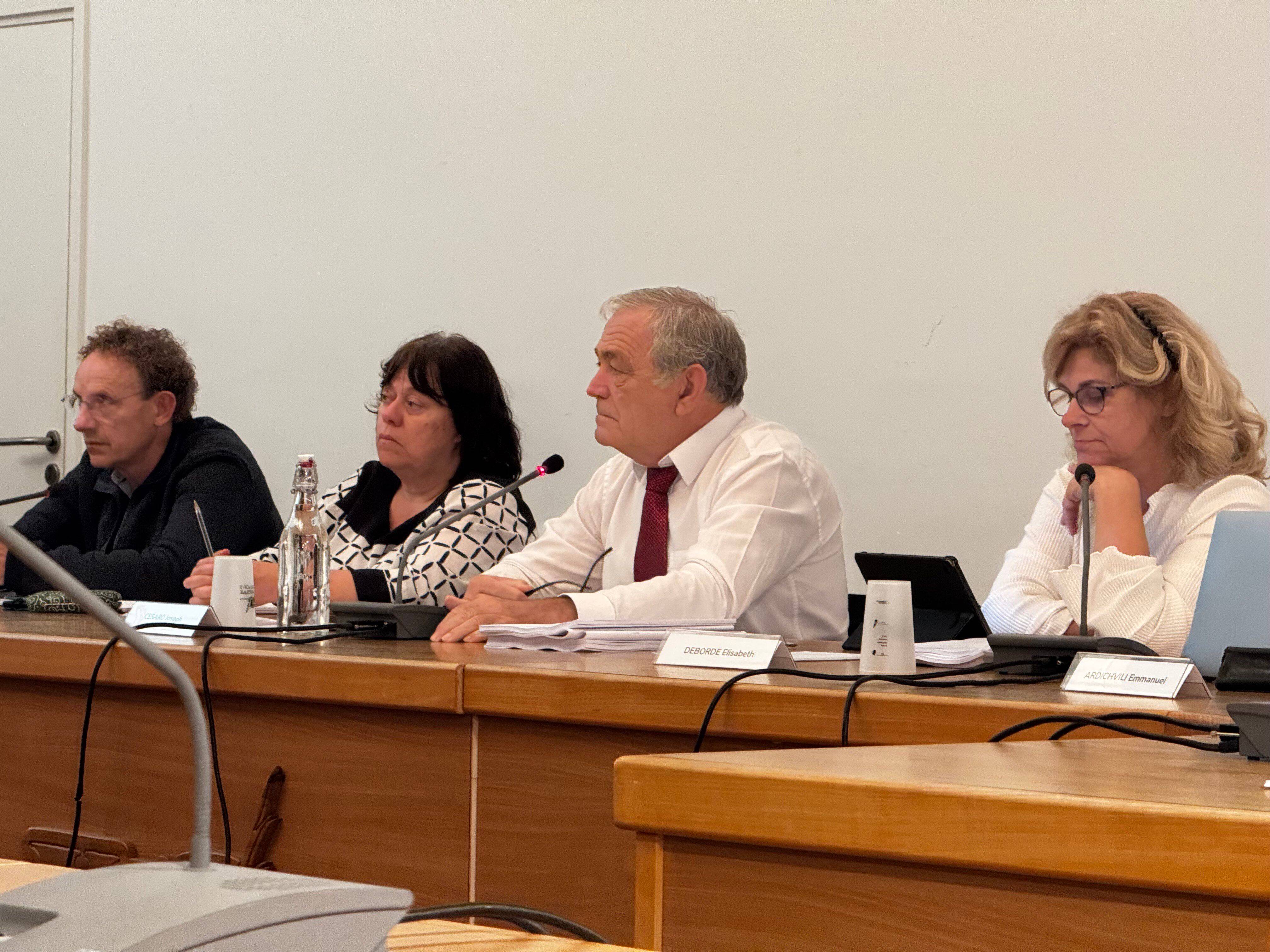 "Vous nous mettez dans la merde!": colère autour d'un gros emprunt bancaire pour l'ex-Open Sky à Valbonne