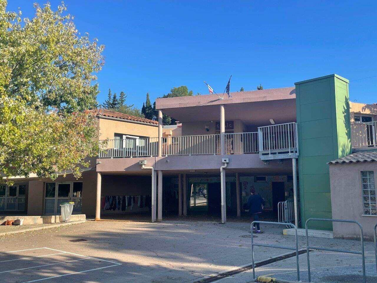 "C'est à marcher sur la tête ": une odeur de fioul fait fermer une école à Gattières