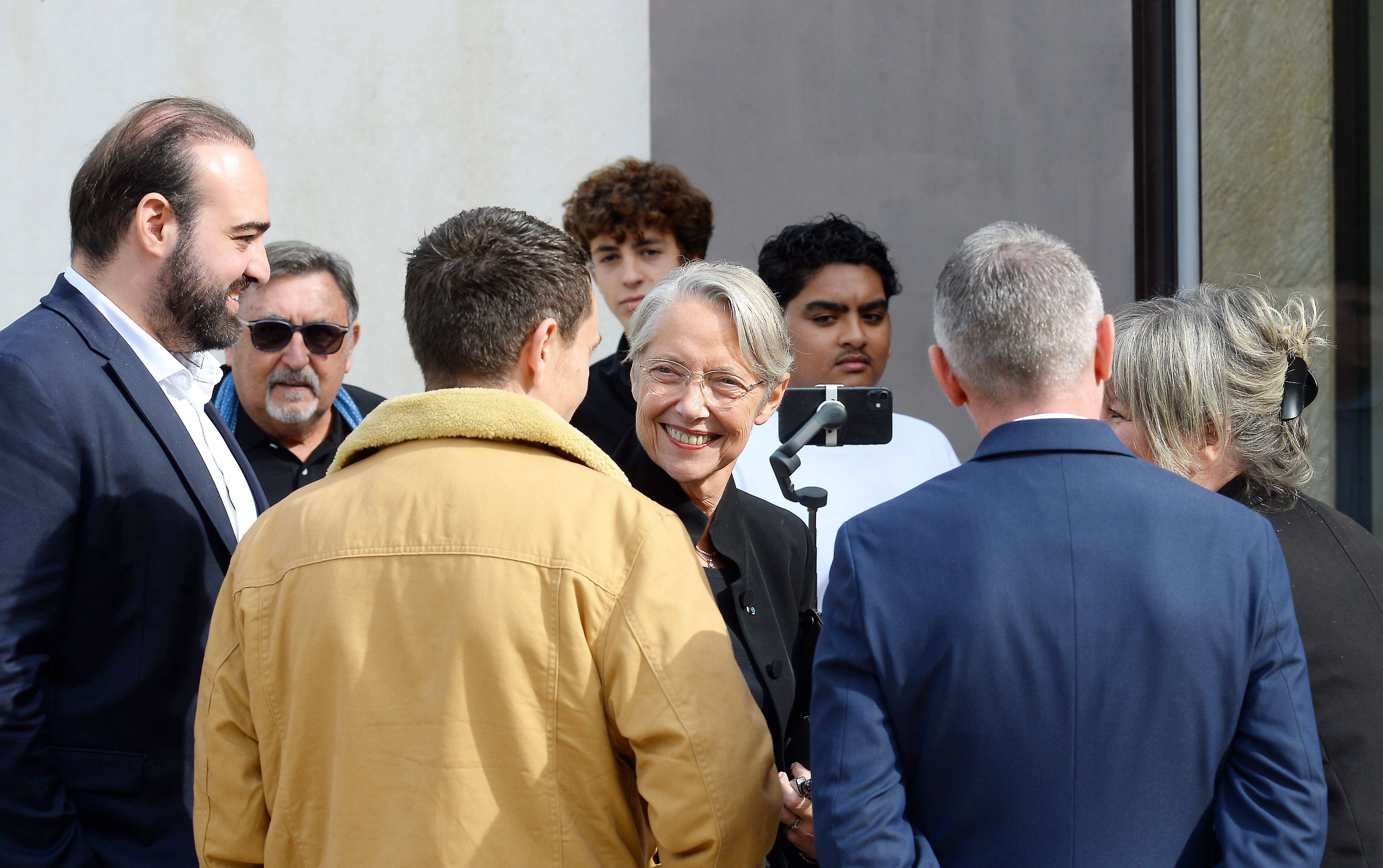 "On n'a sans doute pas tout bien fait", en campagne dans le Var pour prendre la tête de Renaissance, Élisabeth Borne tacle Gabriel Attal