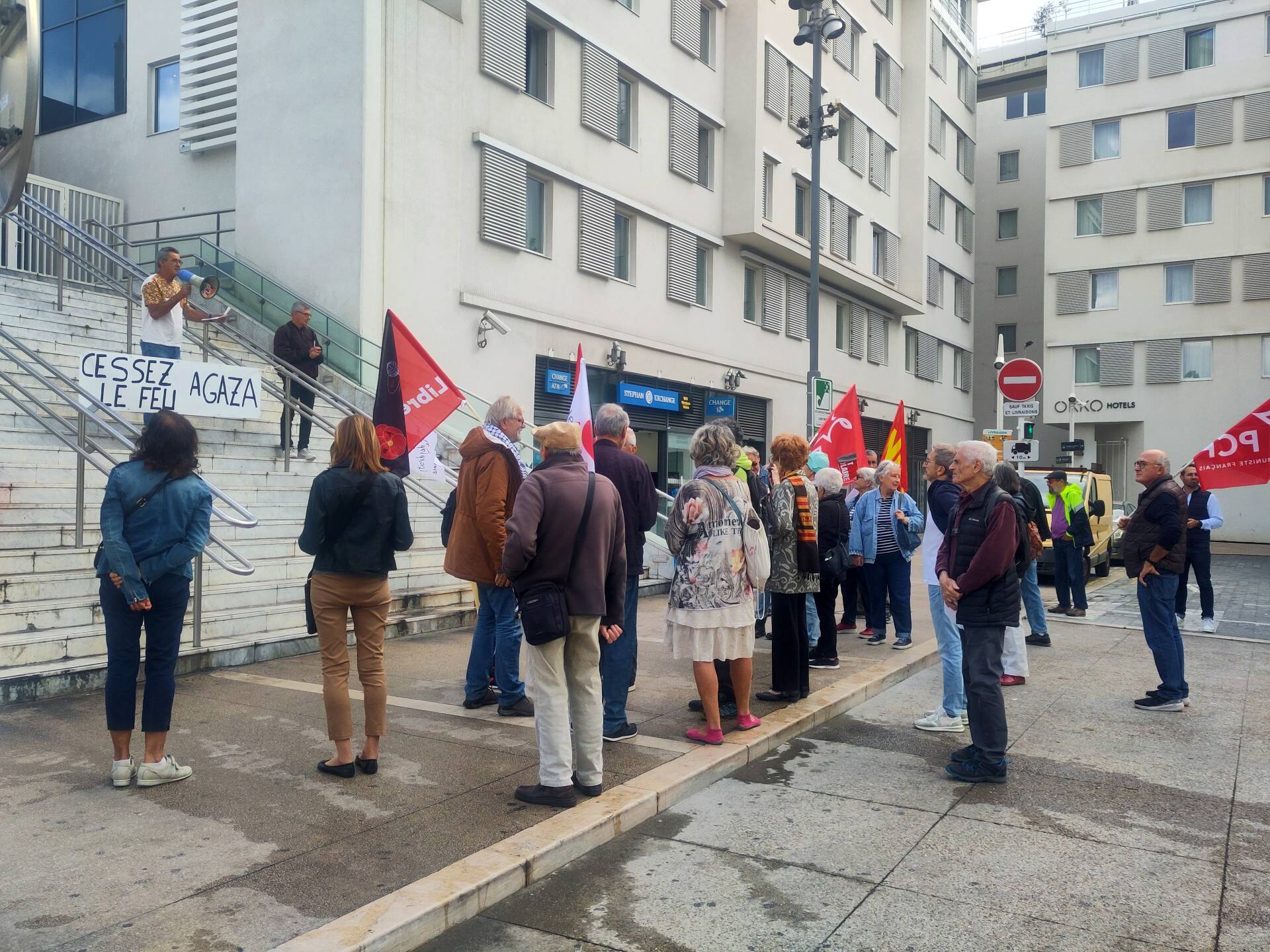 "On va continuer": à Cannes, ce modeste rassemblement qui demande la paix à Gaza depuis plus de six mois ne compte pas baisser les bras