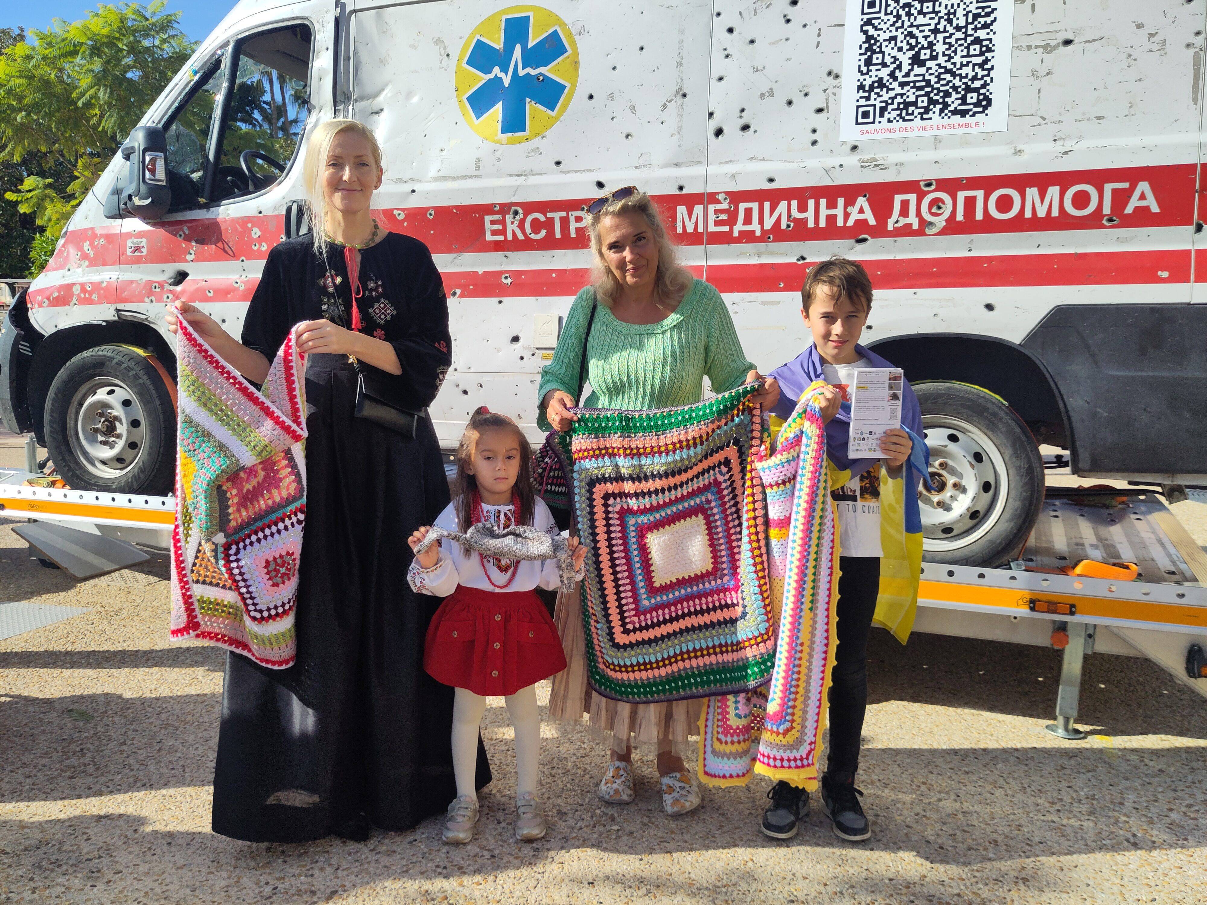 "Je ne peux pas acheter une ambulance, mais par contre tricoter, ça, je peux faire": à Cannes, elles fabriquent des couvertures et des gilets pour les Ukrainiens dans le besoin
