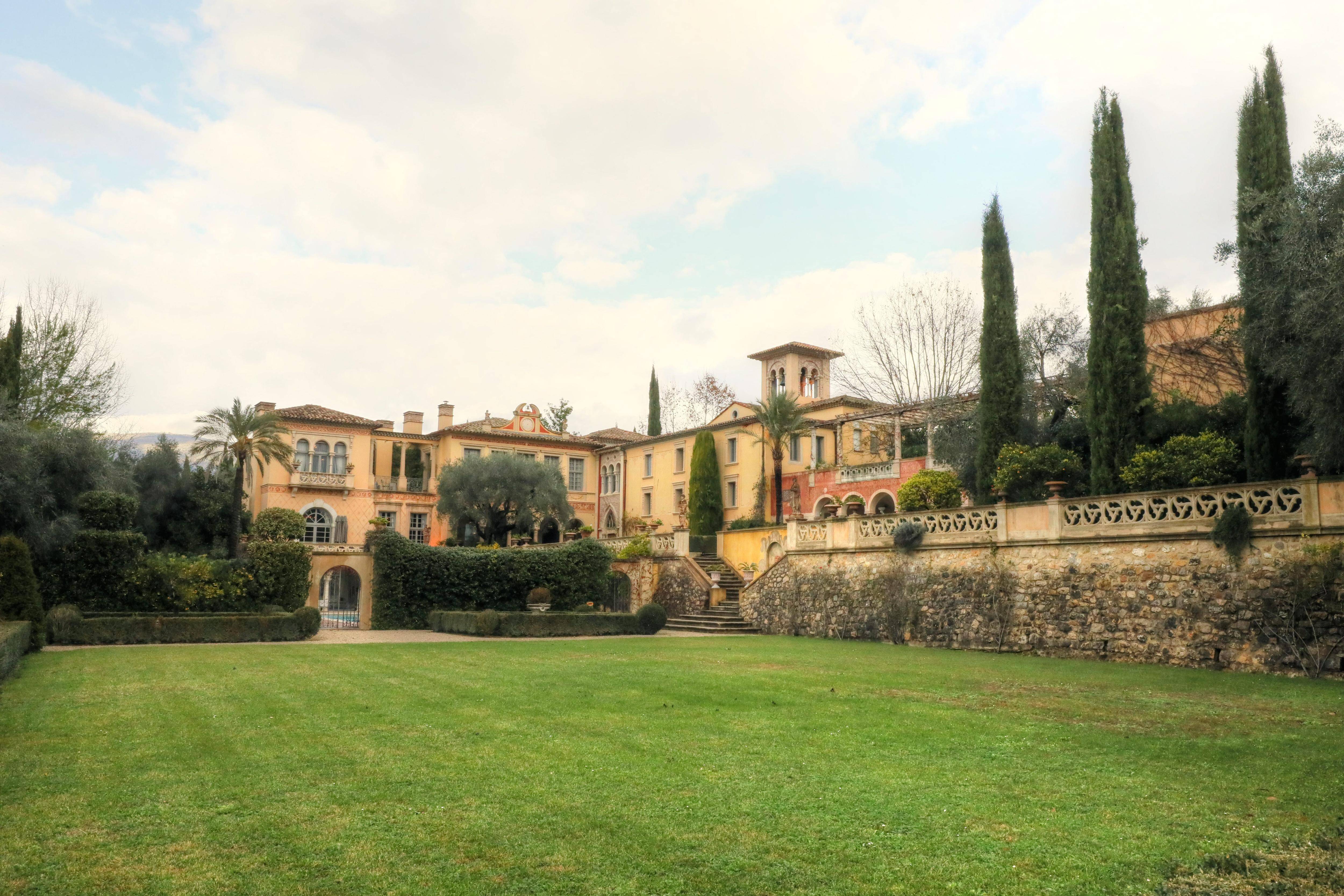 "Les décisions de justice continuent d'être bafouées": les fêtes s'enchaînent au château Diter de Grasse condamné à la démolition, riverains et élus en colère