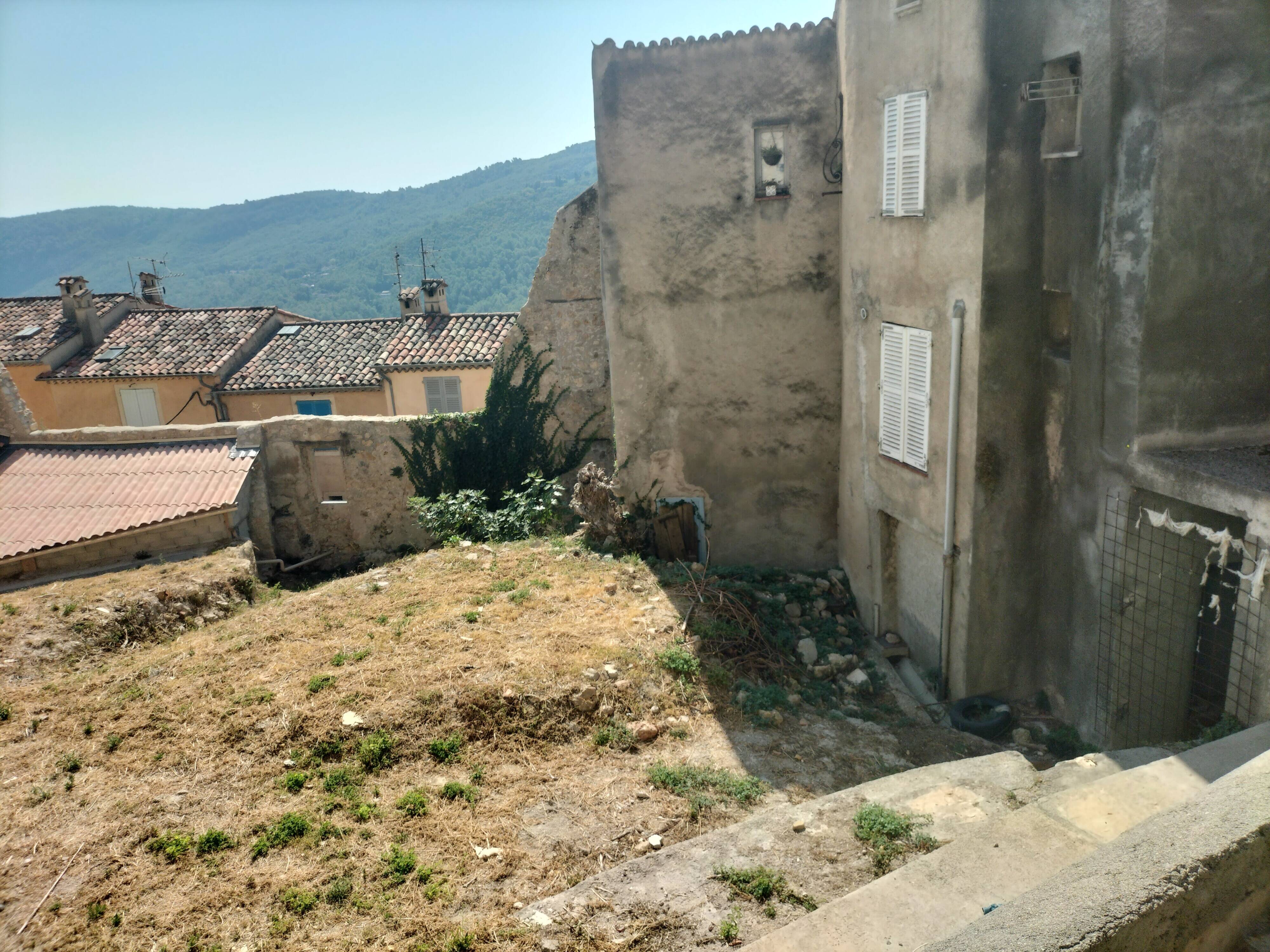 Vous avez remarqué des personnes en combinaison et masque au Bar-sur-Loup ce lundi? On vous explique ce qu'il se passe