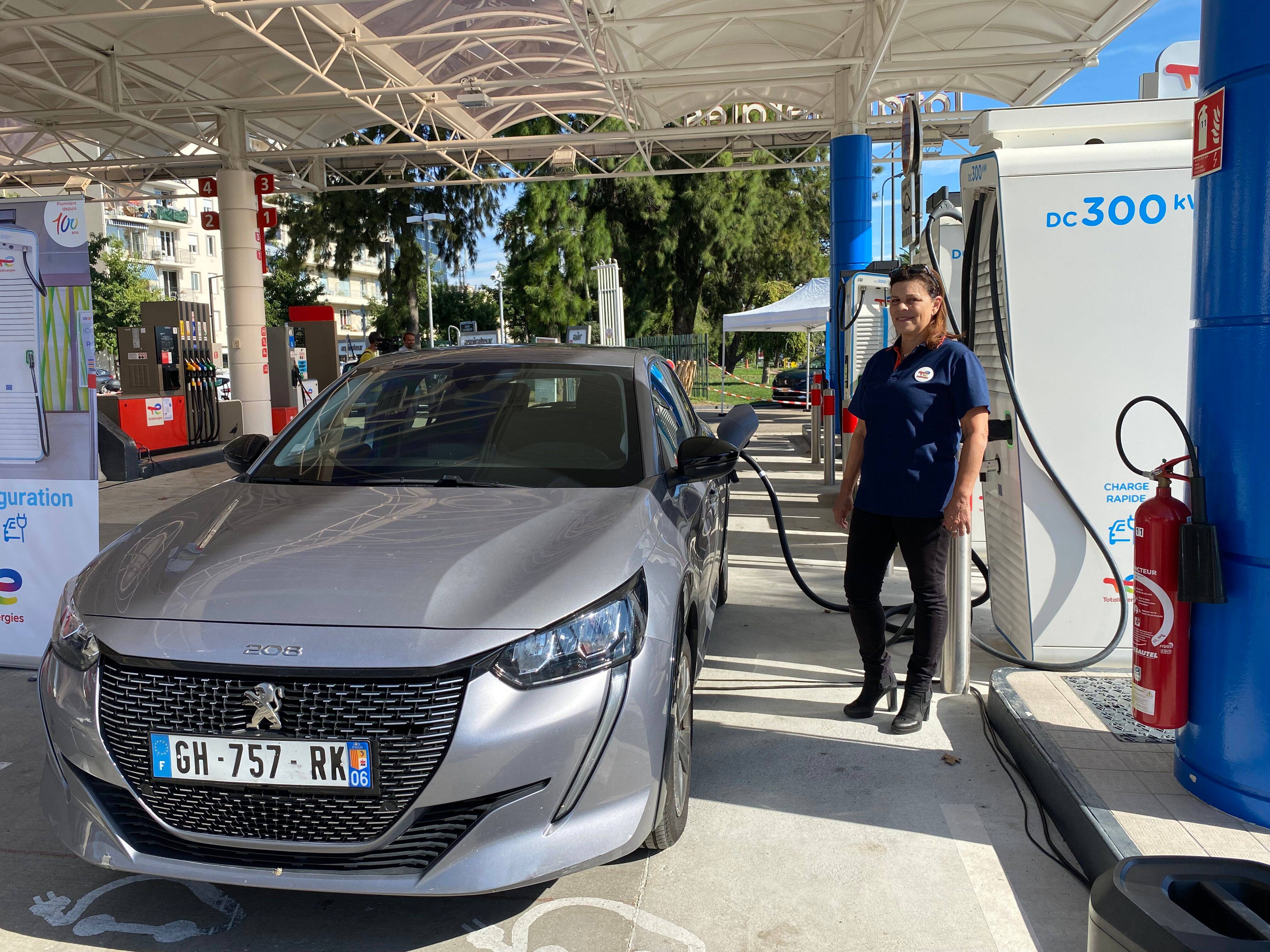 Après des mois de travaux, une station-service multi-énergies et coworking désormais sur la Promenade des Anglais à Nice