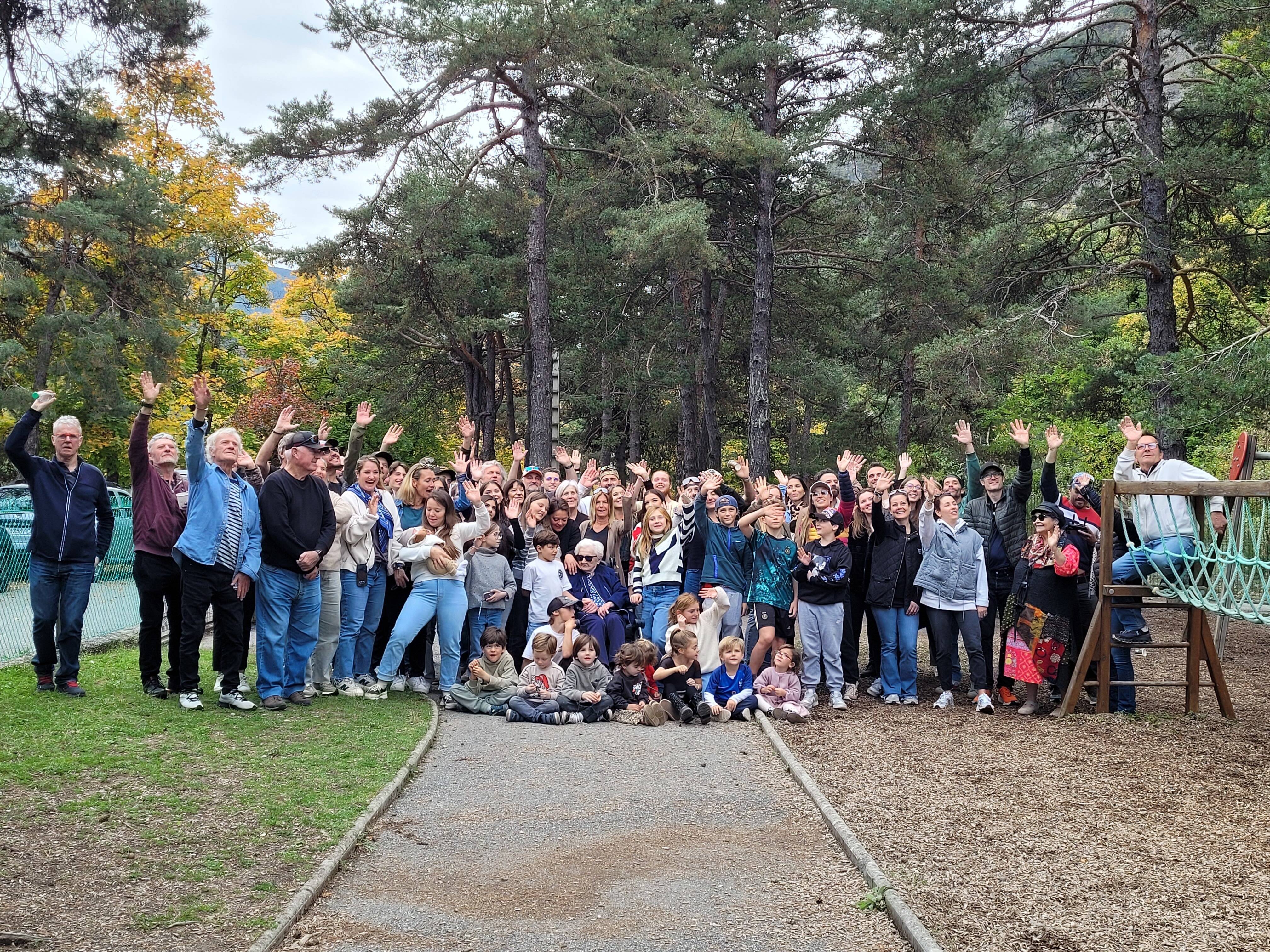 Incroyable photo de famille: à 96 ans, cette Azuréenne réunit ses 7 enfants, 20 petits-enfants et 27 arrière-petits-enfants