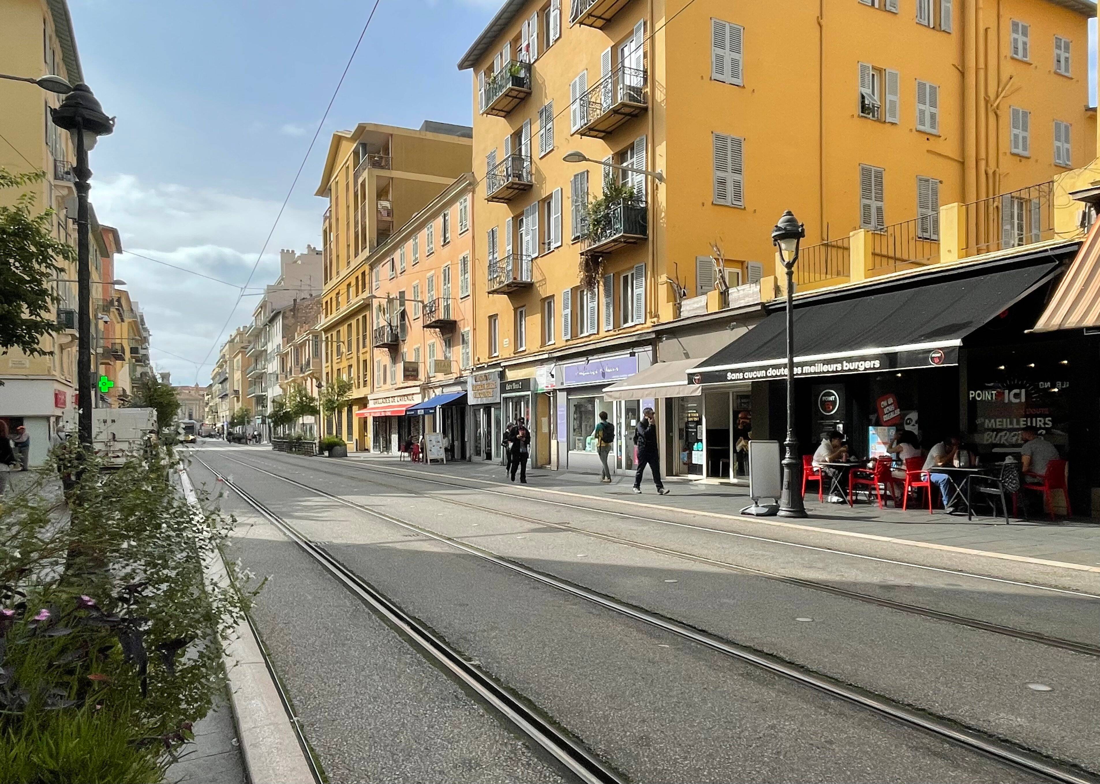 "Ça ressemble à un avertissement": ce que l'on sait sur les tirs qui ont visé la devanture d'un fast-food à Nice