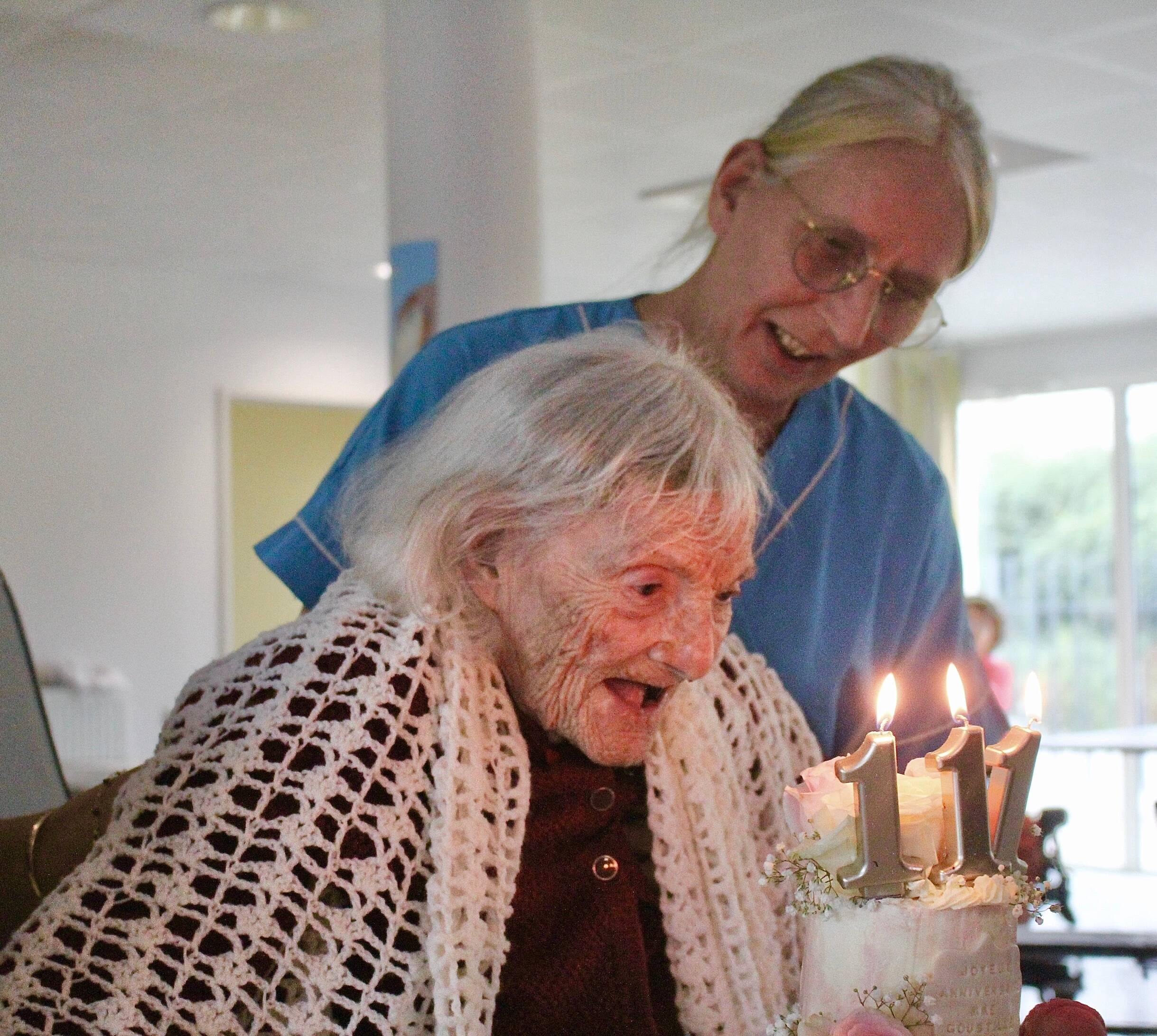 "Et oui j'y arrive encore!": à 111 ans, la doyenne des Alpes-Maritimes a soufflé ses bougies à Biot