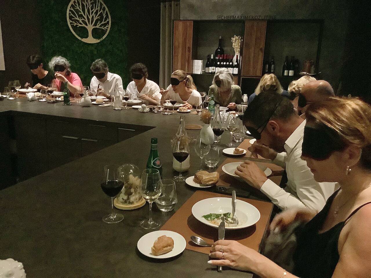 Un dîner dans le noir pour ouvrir les yeux sur une maladie rare