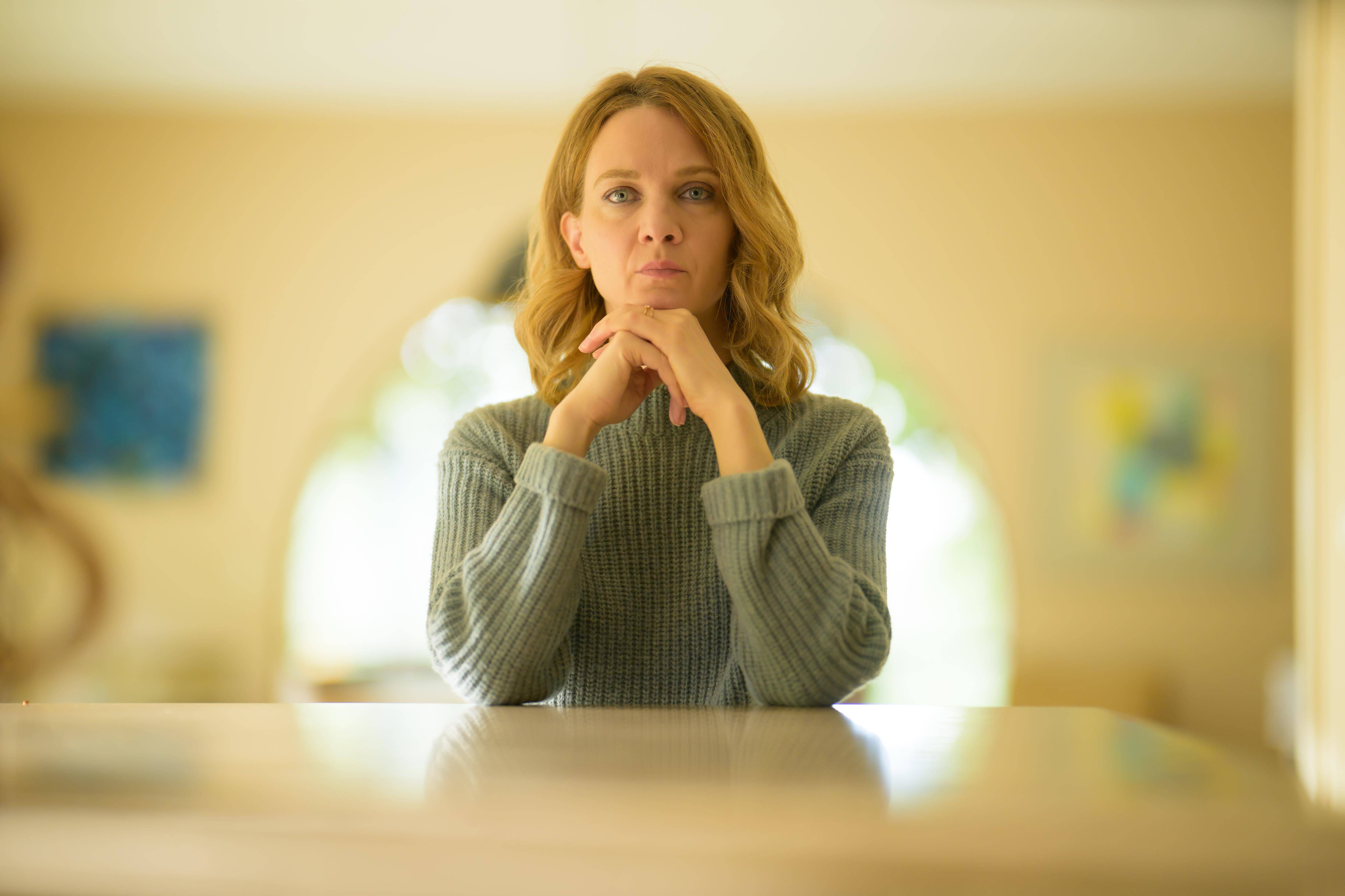 Odile Vuillemin glaçante dans la nouvelle série de France 2 "Un soupçon"