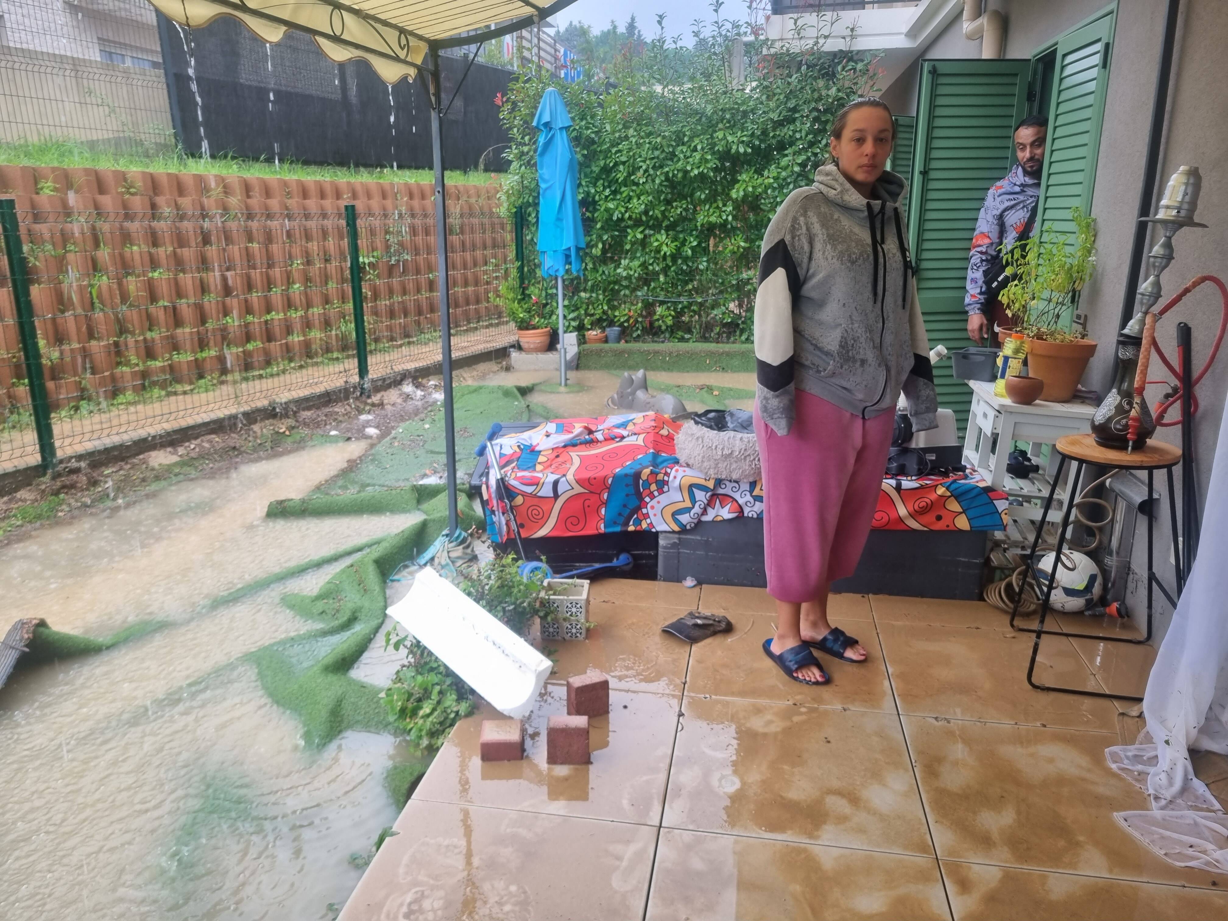 "Oh là là, ça va être la catastrophe!": à Mouans-Sartoux, des locataires inondés dans leur appartement après les intempéries