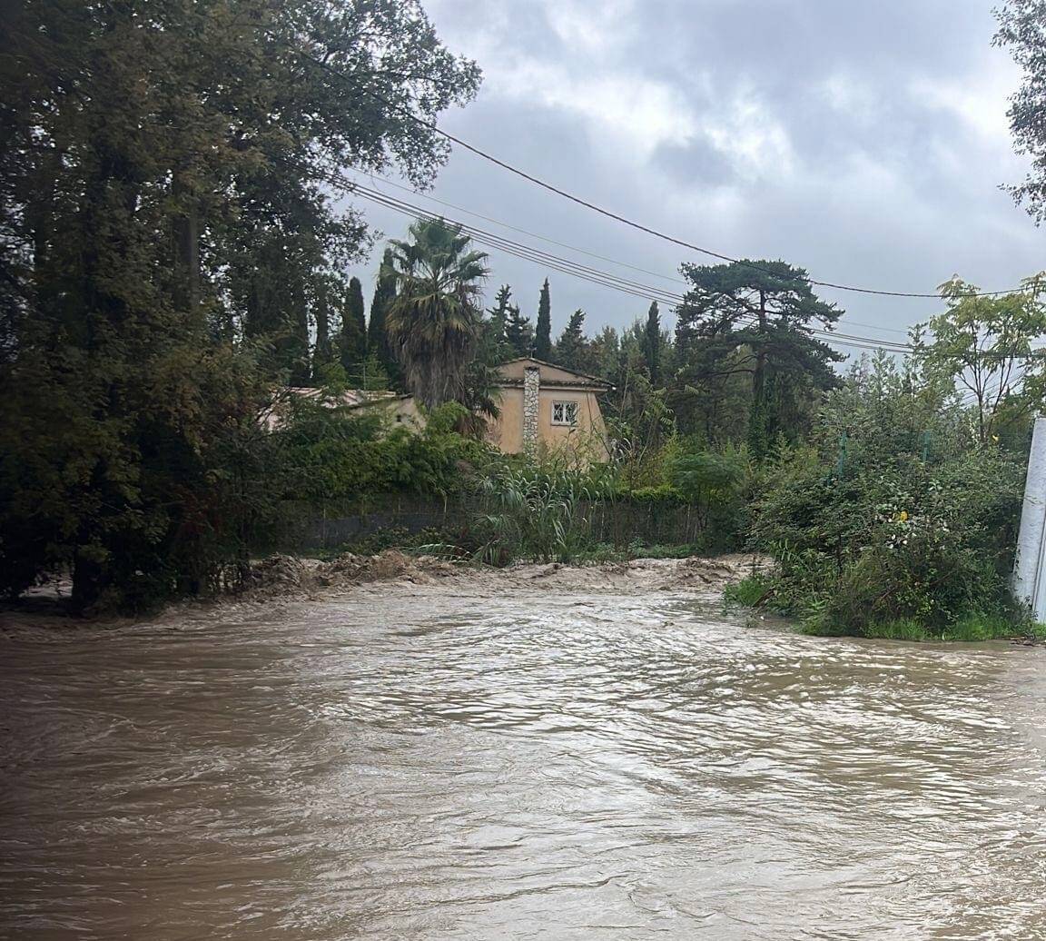 Une vague suspecte et malodorante à Saint-Paul-de-Vence? Le maire s'interroge
