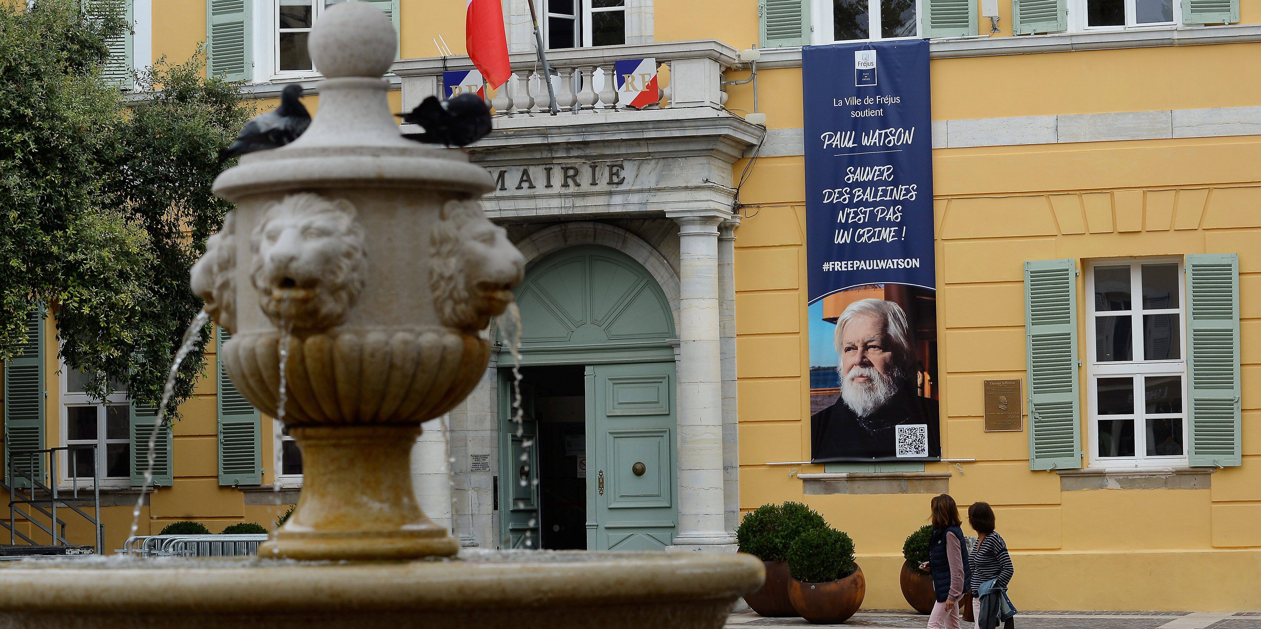 Hugo Clément remercie le maire RN de Fréjus David Rachline: LFI monte au front
