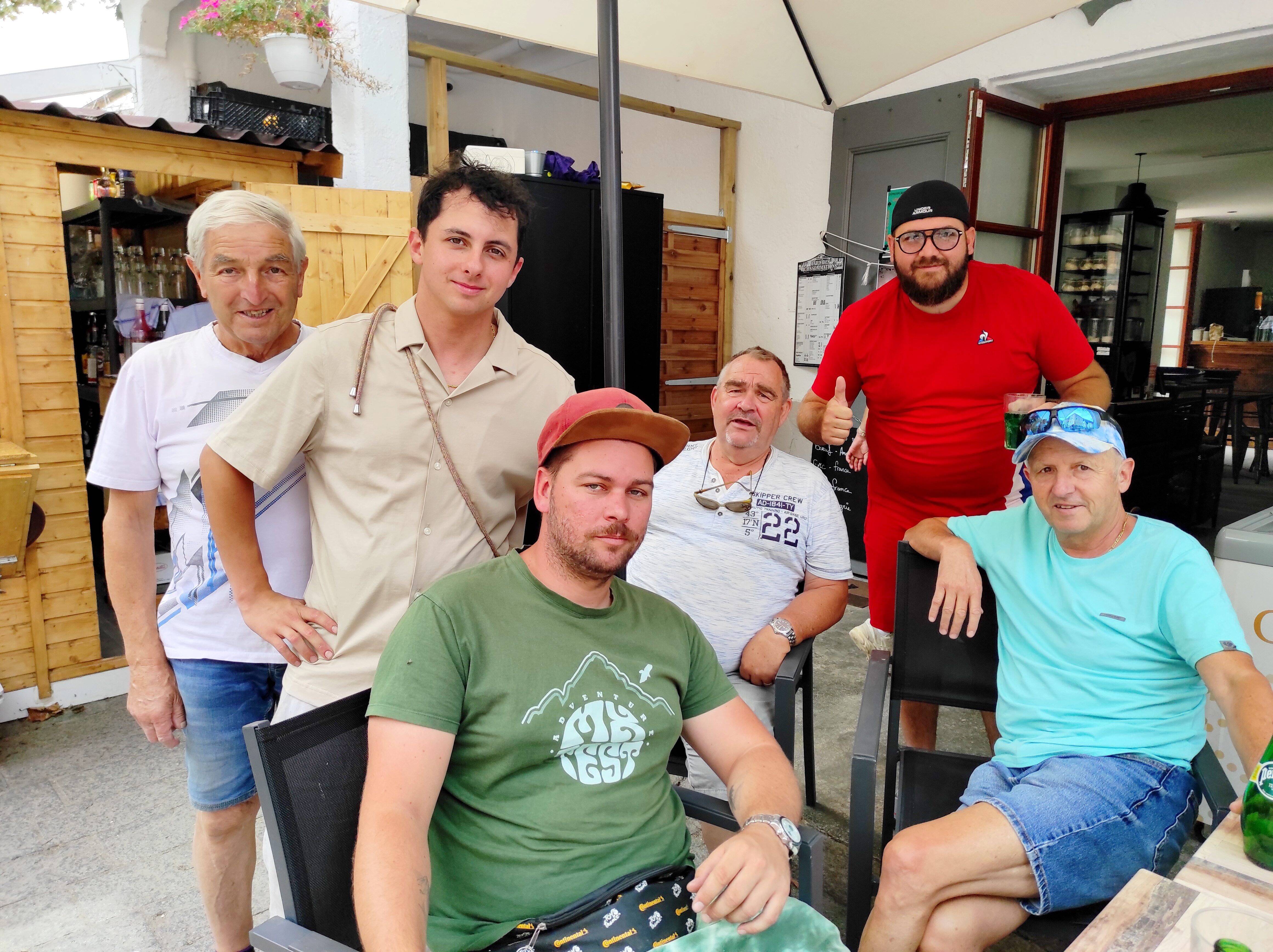 "Ce qu'il a fait pour nous, pour le village, c'est énorme": à 23 ans, il redonne vie au bar-restaurant et fait revivre le coeur d'Isola