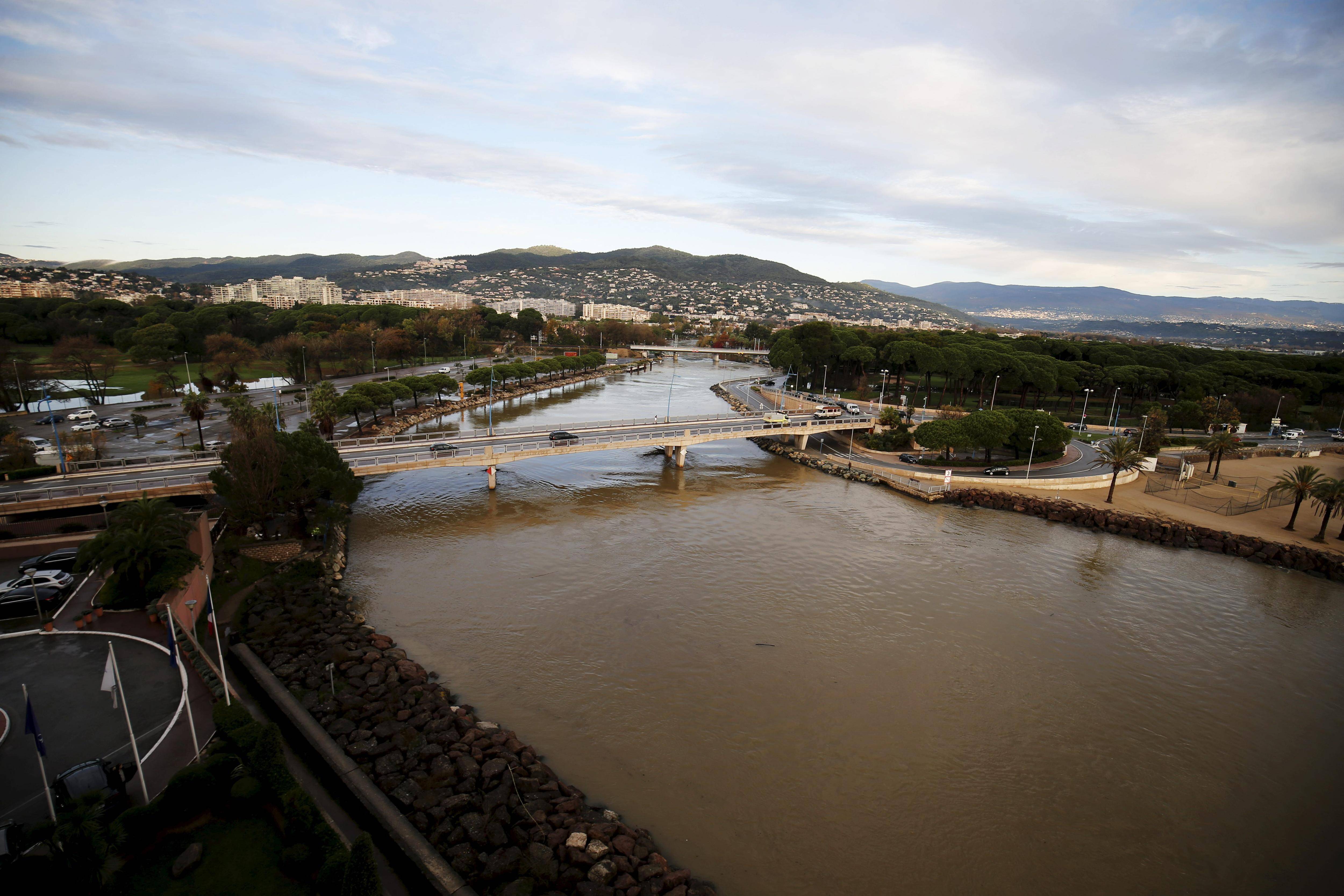 Alerte rouge dans les Alpes-Maritimes: une procédure peu courante pour sécuriser le secteur de l'A8 entre Cannes et Mandelieu