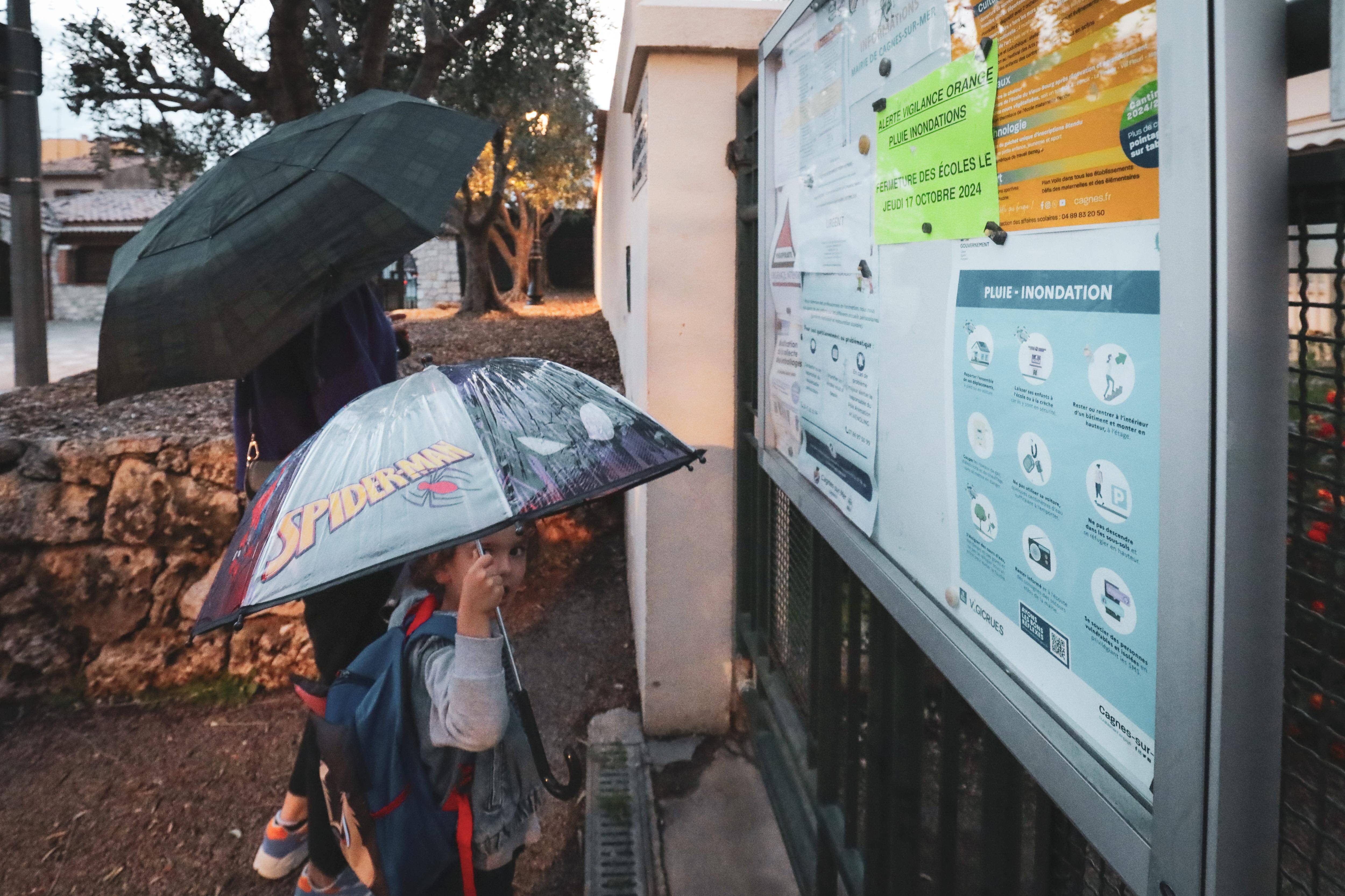 "À un moment, il faut trancher. C'est la responsabilité des services de l'État": les écoles seront-elles fermées à chaque vigilance orange ?