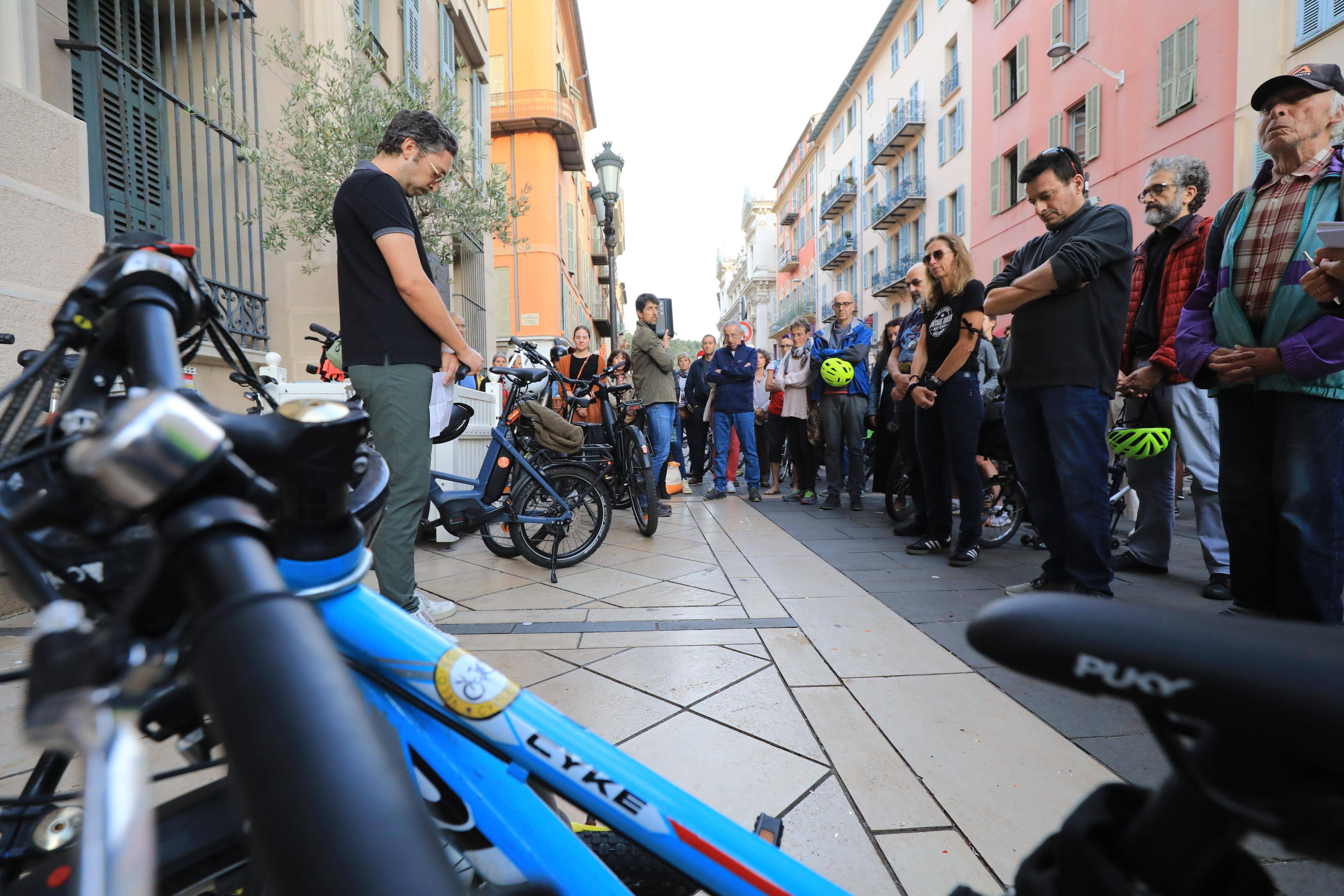 "Nous avons tous été victimes de la violence motorisée": rassemblements à Nice et Cagnes en hommage au cycliste écrasé à Paris par un automobiliste