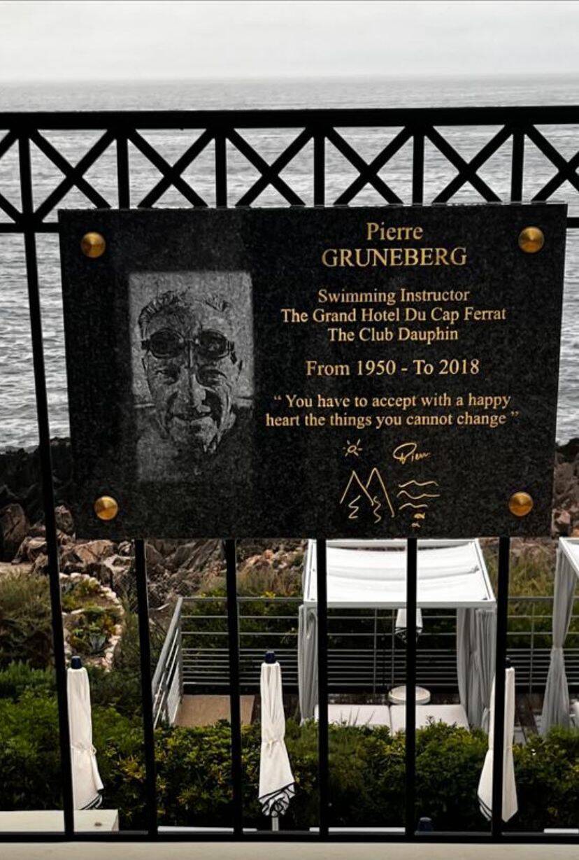Ce palace de la Côte d'Azur a dévoilé une plaque en l'honneur de Pierre Gruneberg, son emblématique maître-nageur pendant presque 70 ans