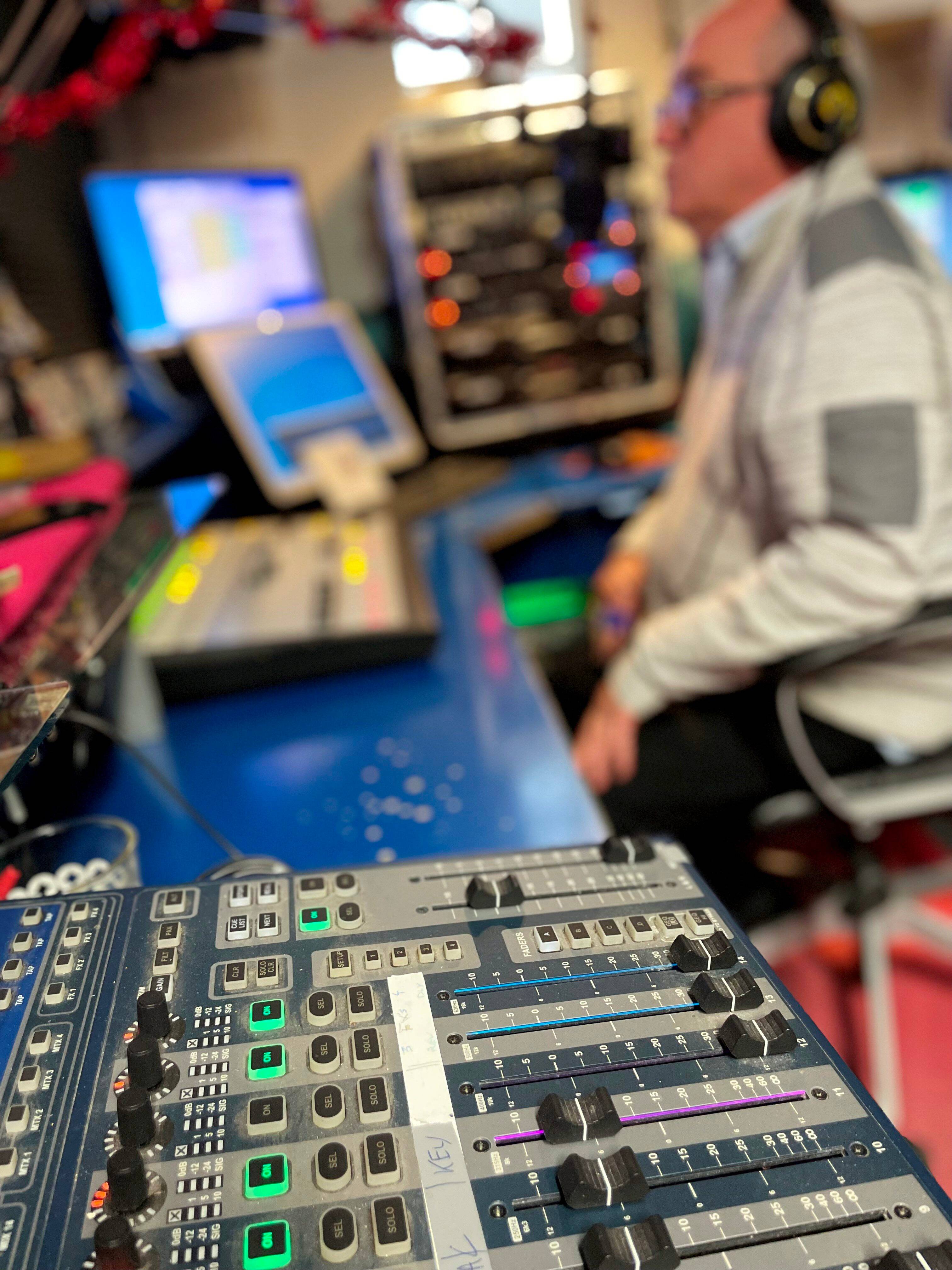 Budget 2025: "le risque est d'étouffer la voix et les diversités locales de nos territoires", les radios associatives menacées