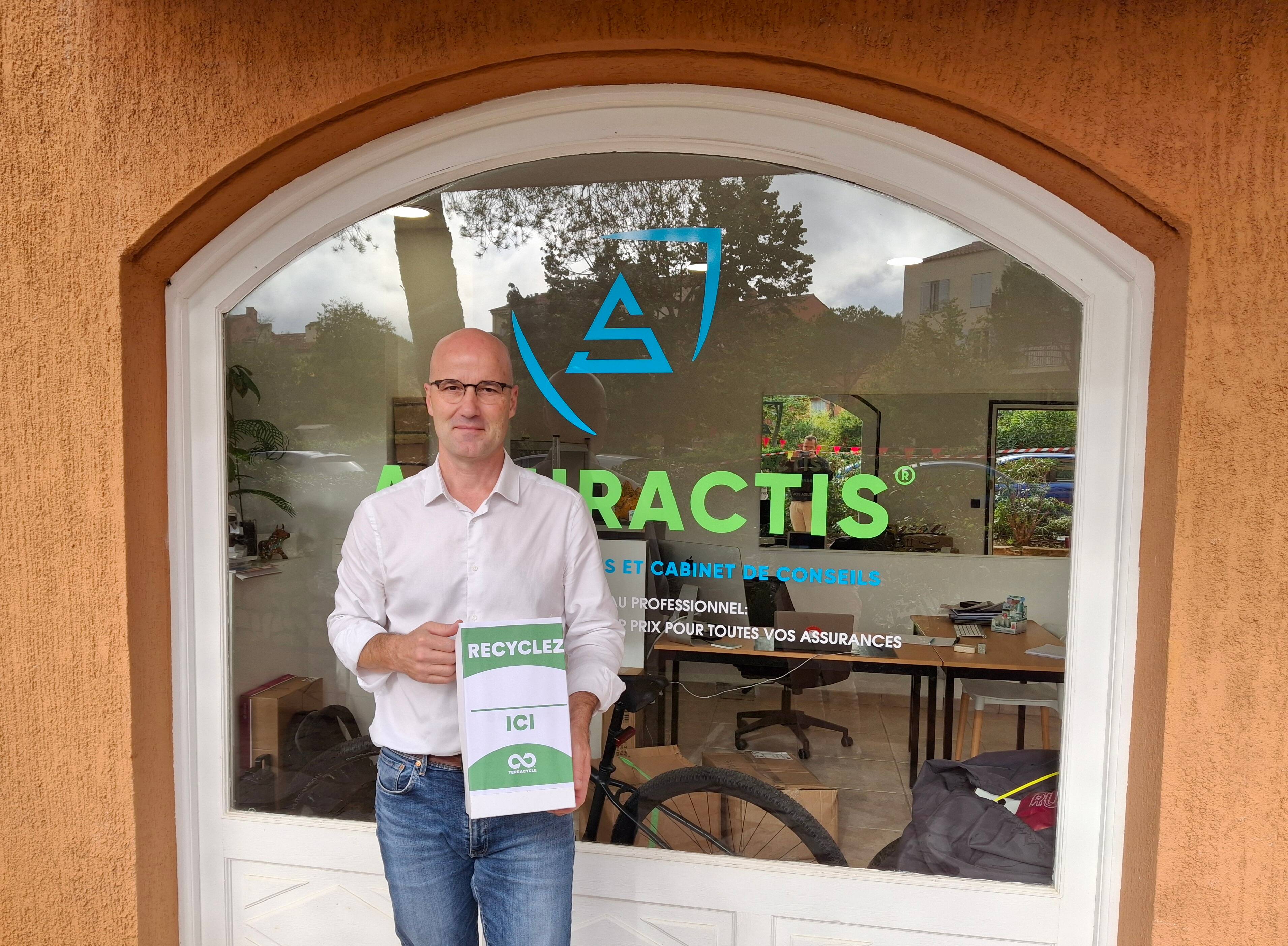 Cet habitant de Mougins-le-Haut, récupère vos rasoirs usagés pour la bonne cause