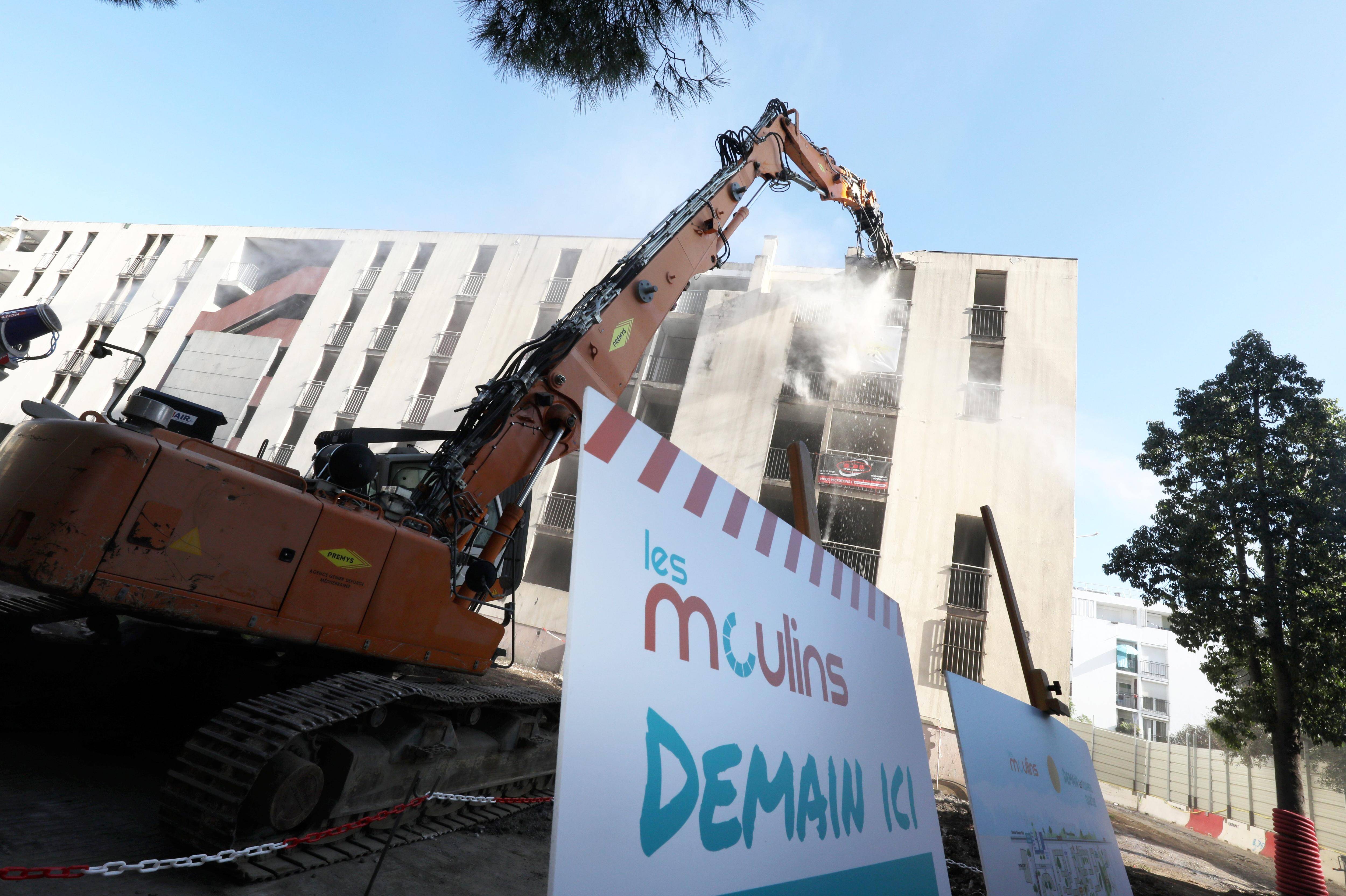 On a assisté aux premiers coups de pelle pour détruire la fameuse tour 8 des Moulins à Nice