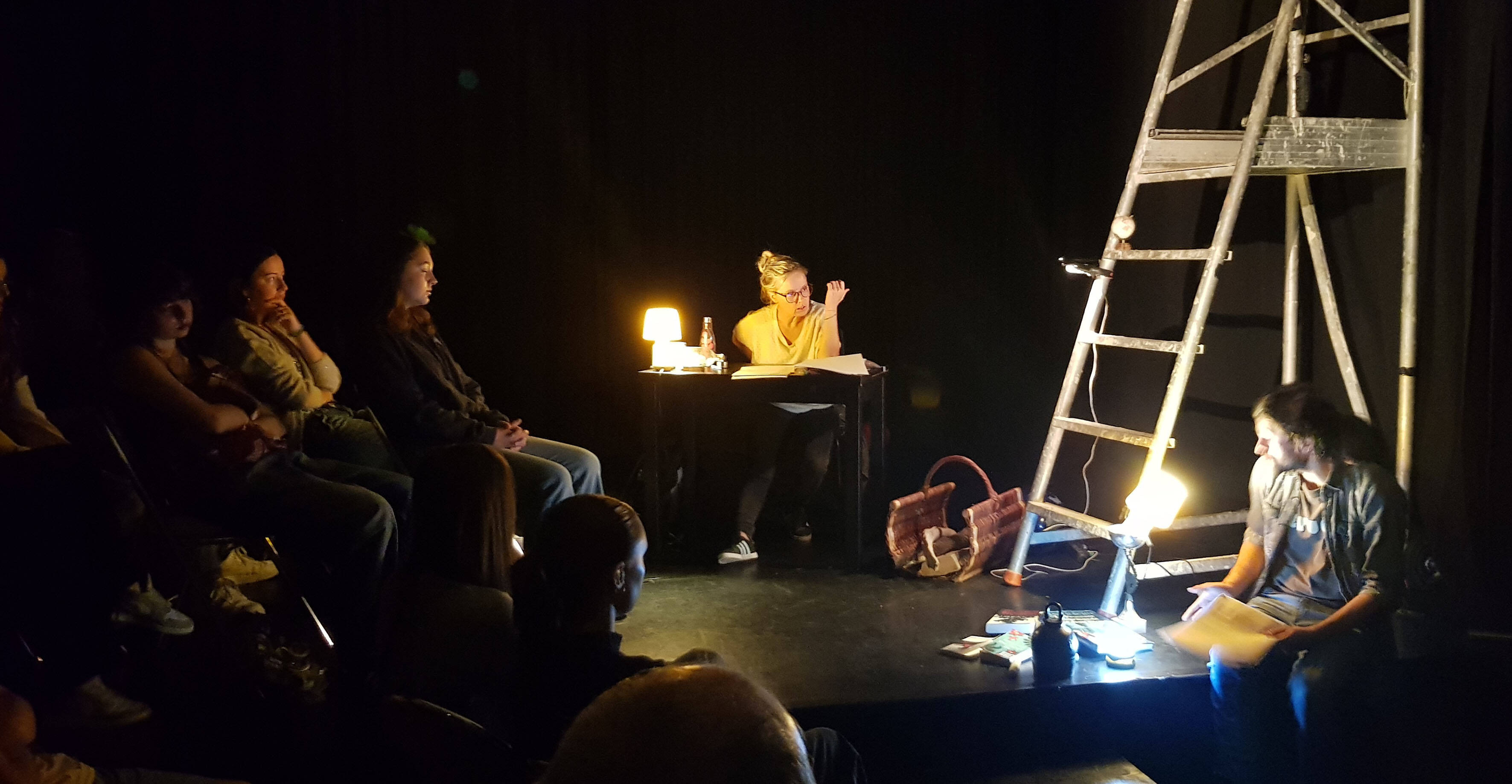 Durant les vacances, l'éducation à la création pour les adolescents sur la scène du Carré à Sainte-Maxime