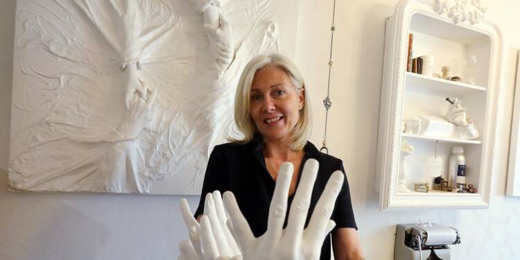 Cette ancienne prothésiste dentaire a changé de voie: elle moule et immortalise les mains des défunts