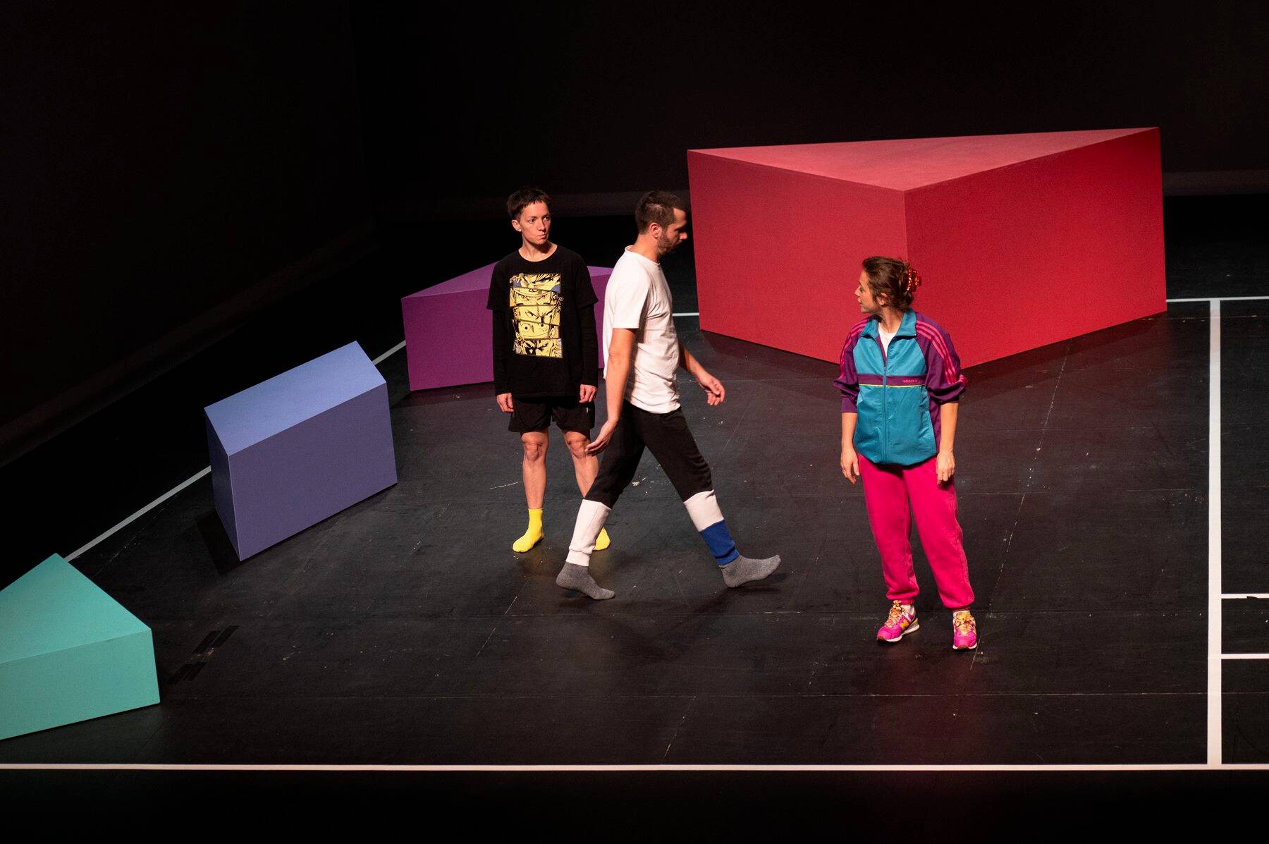 "À ma place": Julien Avril met en scène l'adolescence dans une pièce de théâtre