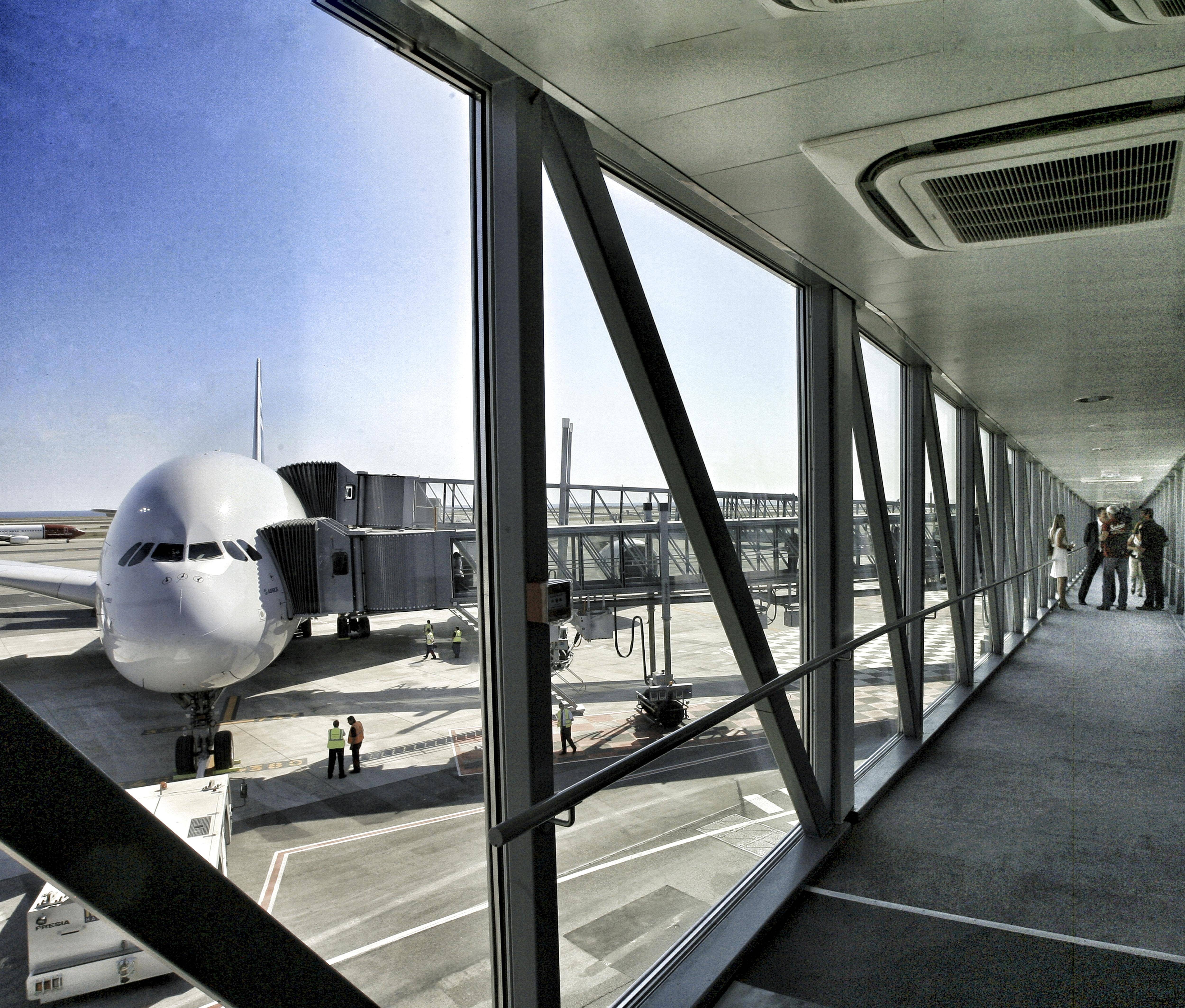 Une liaison aérienne Nice-Nîmes va ouvrir en 2025, les élus écologistes de Nice crient à "l'absurdité" environnementale