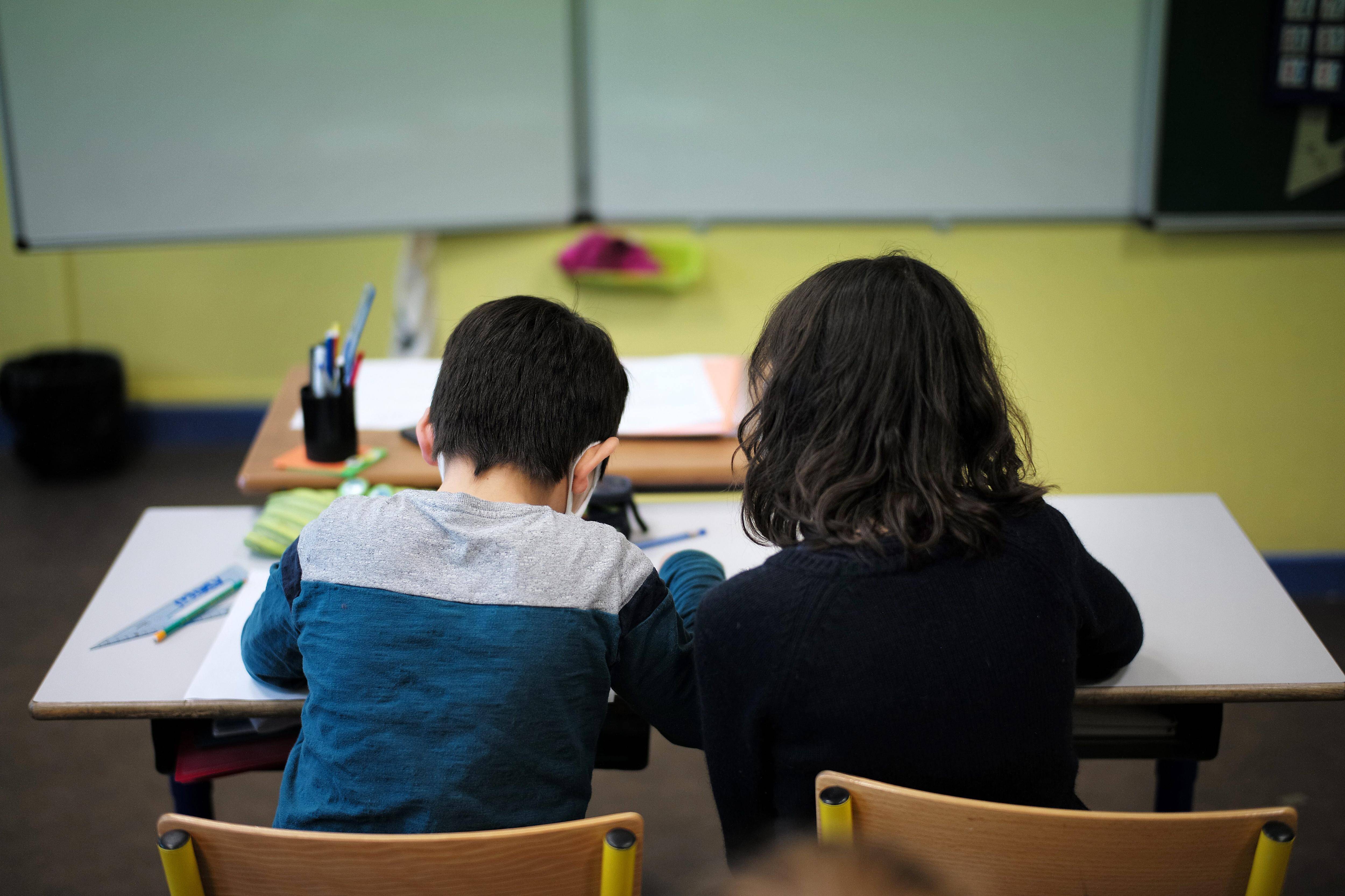 "On ne les accompagne pas, on fait du bricolage": une accompagnante d'élèves en situation de handicap se confie sur les raisons de son mal-être