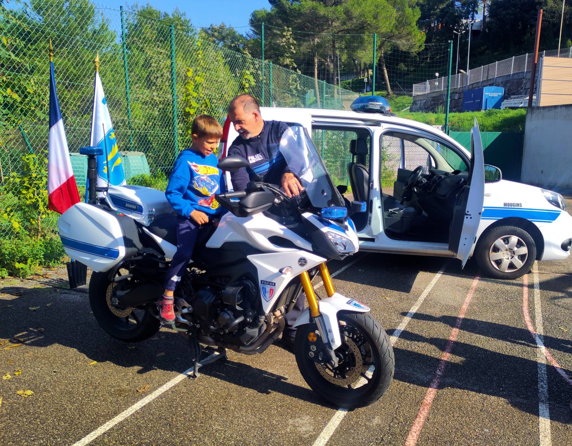 A Mougins, les enfants des centres de loisirs à la rencontre des policiers municipaux pour "apprendre à respecter et dédiaboliser la police"
