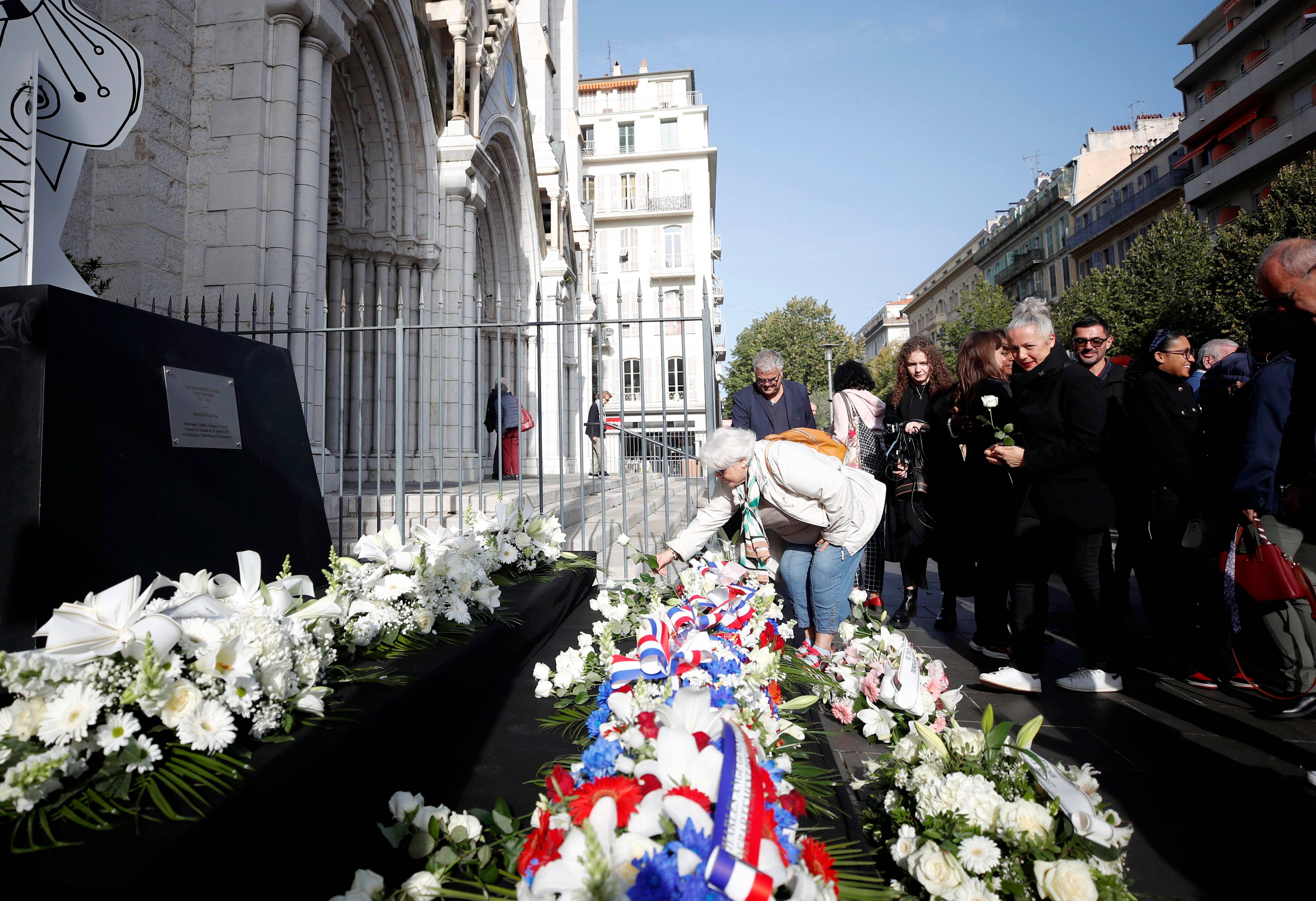 Quatrième anniversaire de l'attentat de la basilique Notre-Dame à Nice: fleurs et larmes pour Simone, Nadine et Vincent