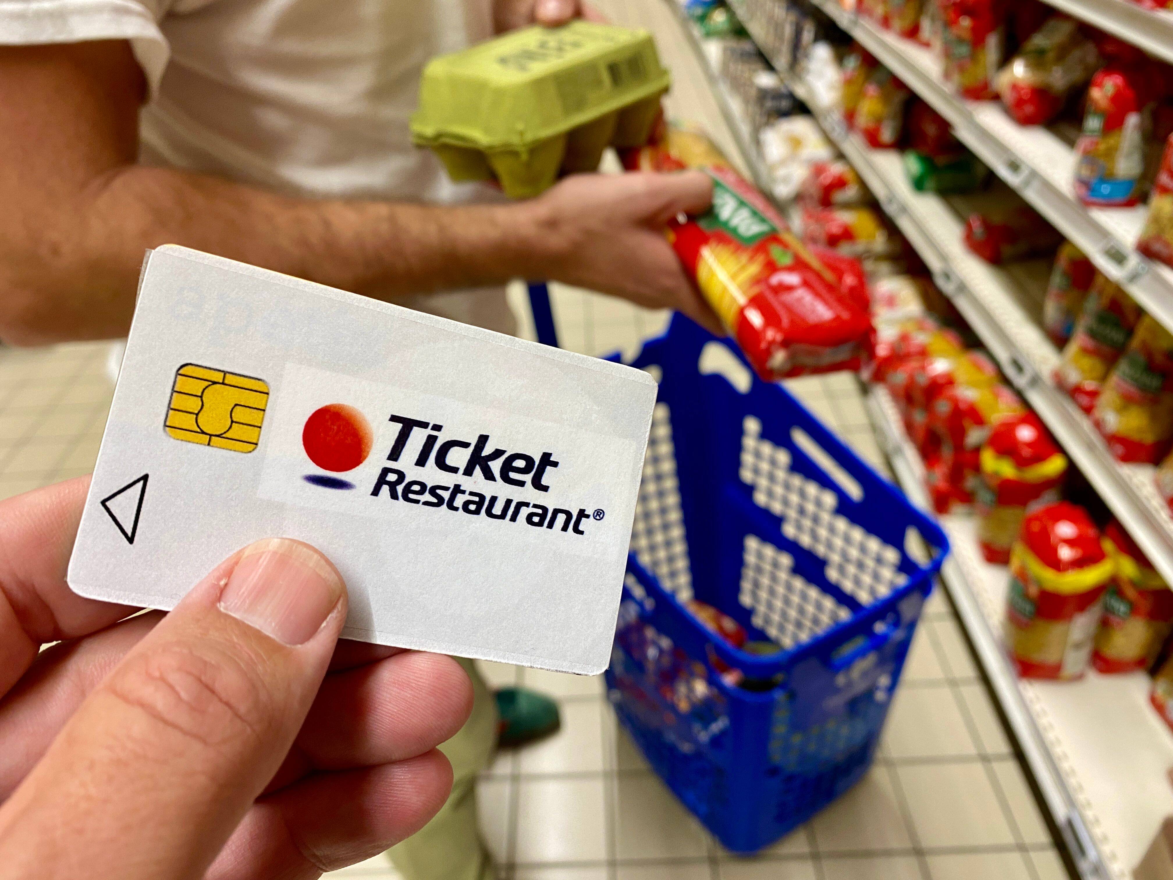 "Nous devons continuer à accompagner les Français": le ticket resto au supermarché, c'est bien parti pour durer