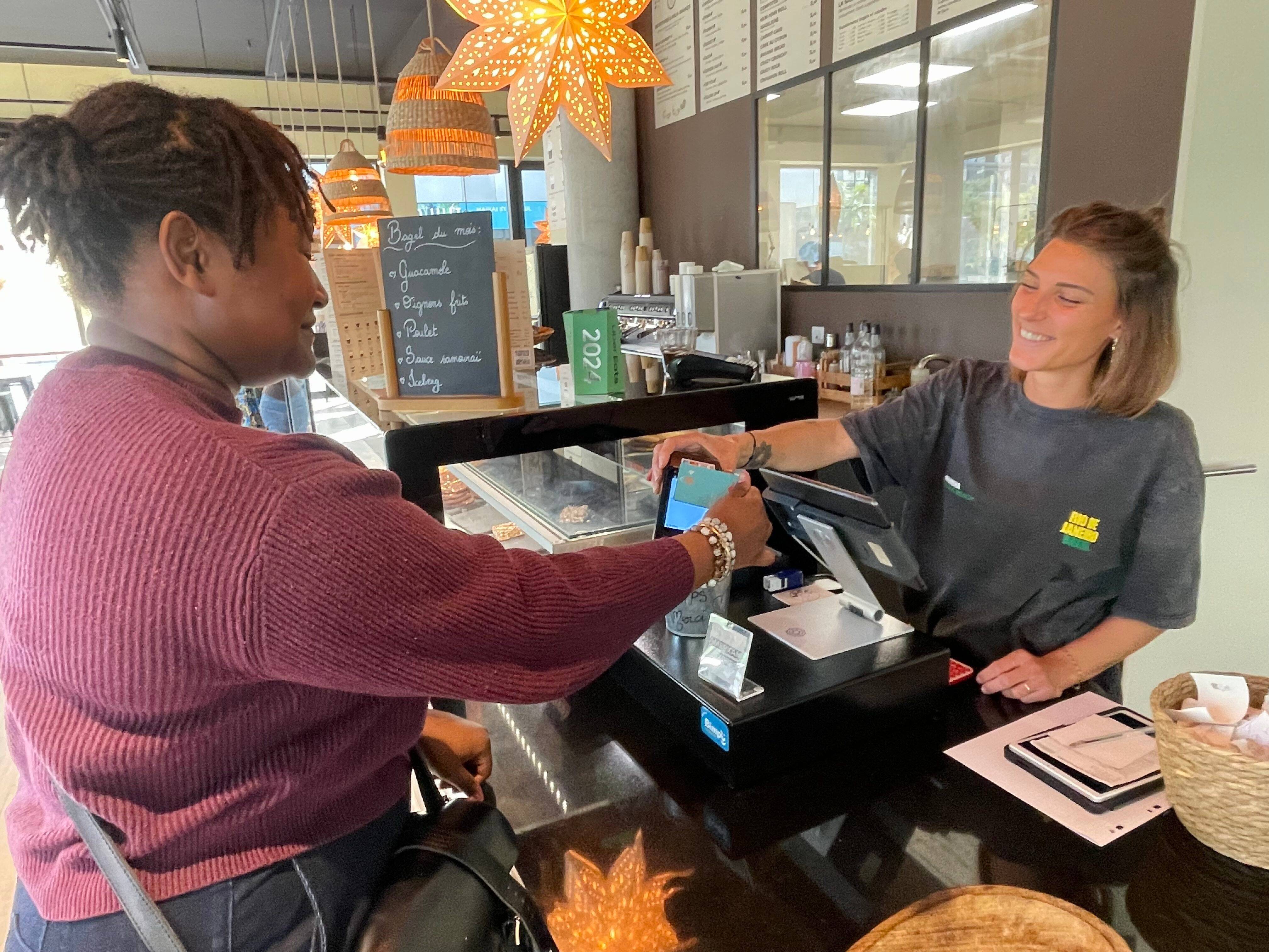 "Quand ils se font une gamelle pour le midi, ça nous pénalise": dans le quartier d'affaires de l'Arénas à Nice, avis partagés sur l'avenir du ticket restaurant