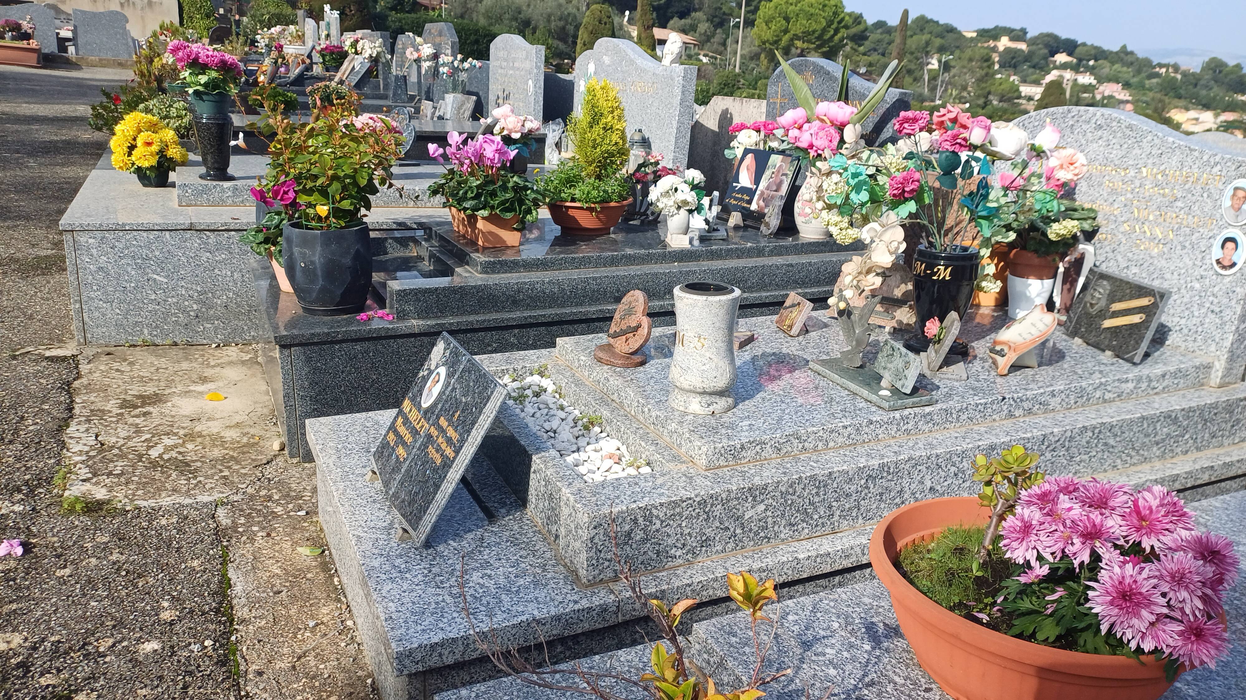 Logiciel pour retrouver les sépultures, voiturettes, fleurs fraîches... Des nouveautés dans les cimetières du Cannet pour la Toussaint