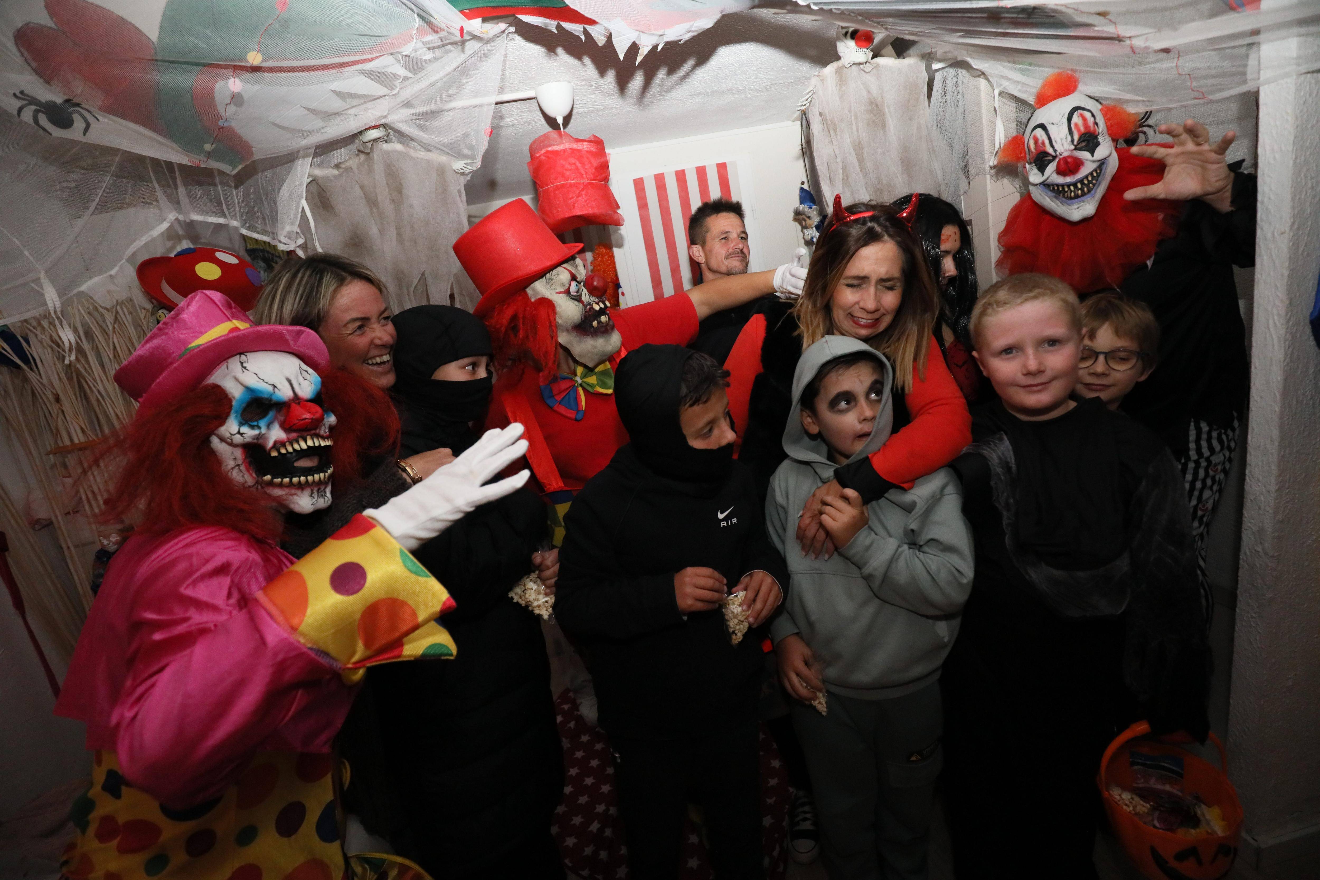 Vrai cercueil, décoration funéraire, acteurs... Elle transforme la salle municipale de son village en cimetière hanté pour Halloween