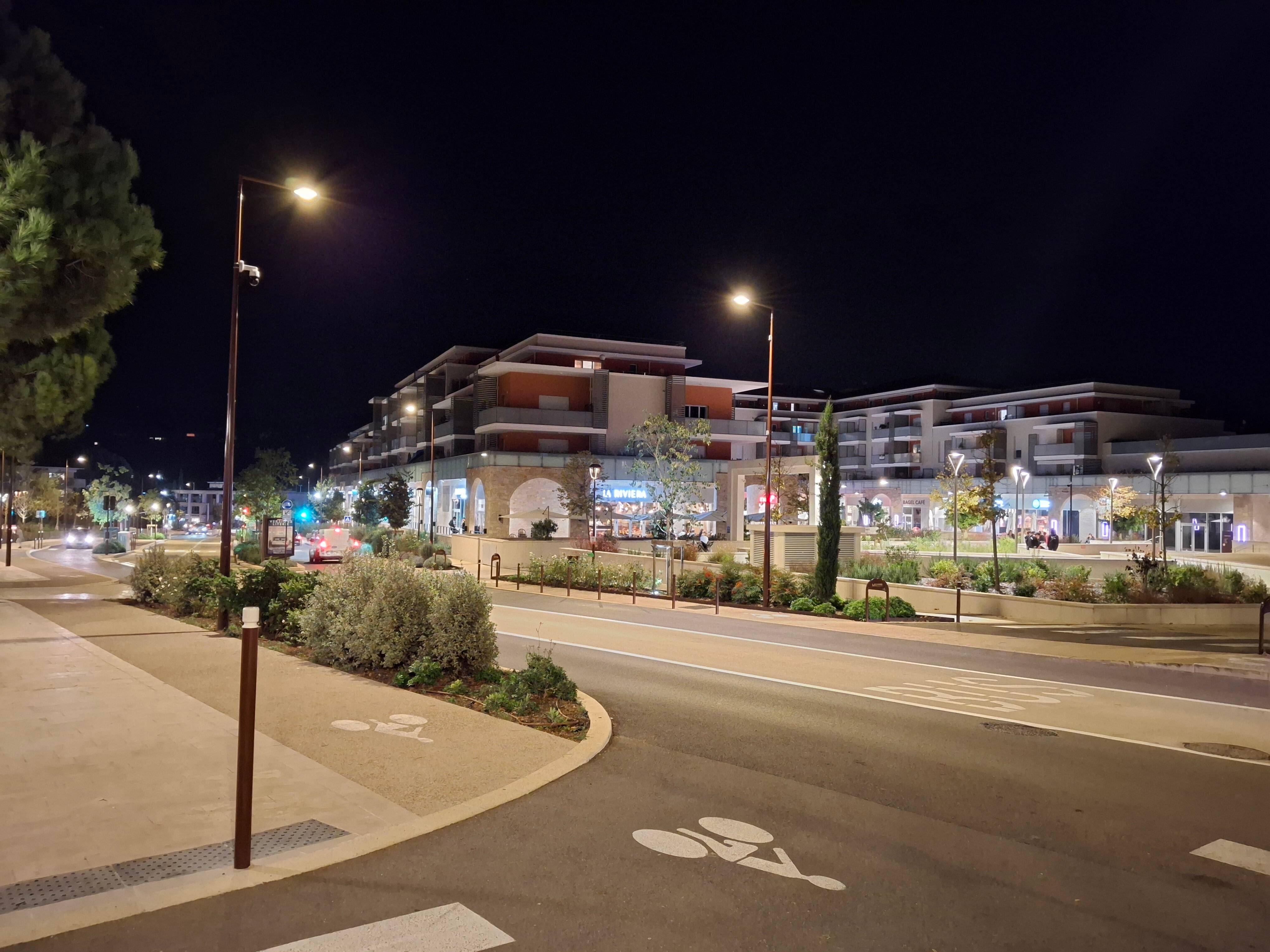 "Pourrait-on retrouver un peu de lumière dans les rues?": l'éclairage nocturne fait débat dans cette ville de la Côte d'Azur