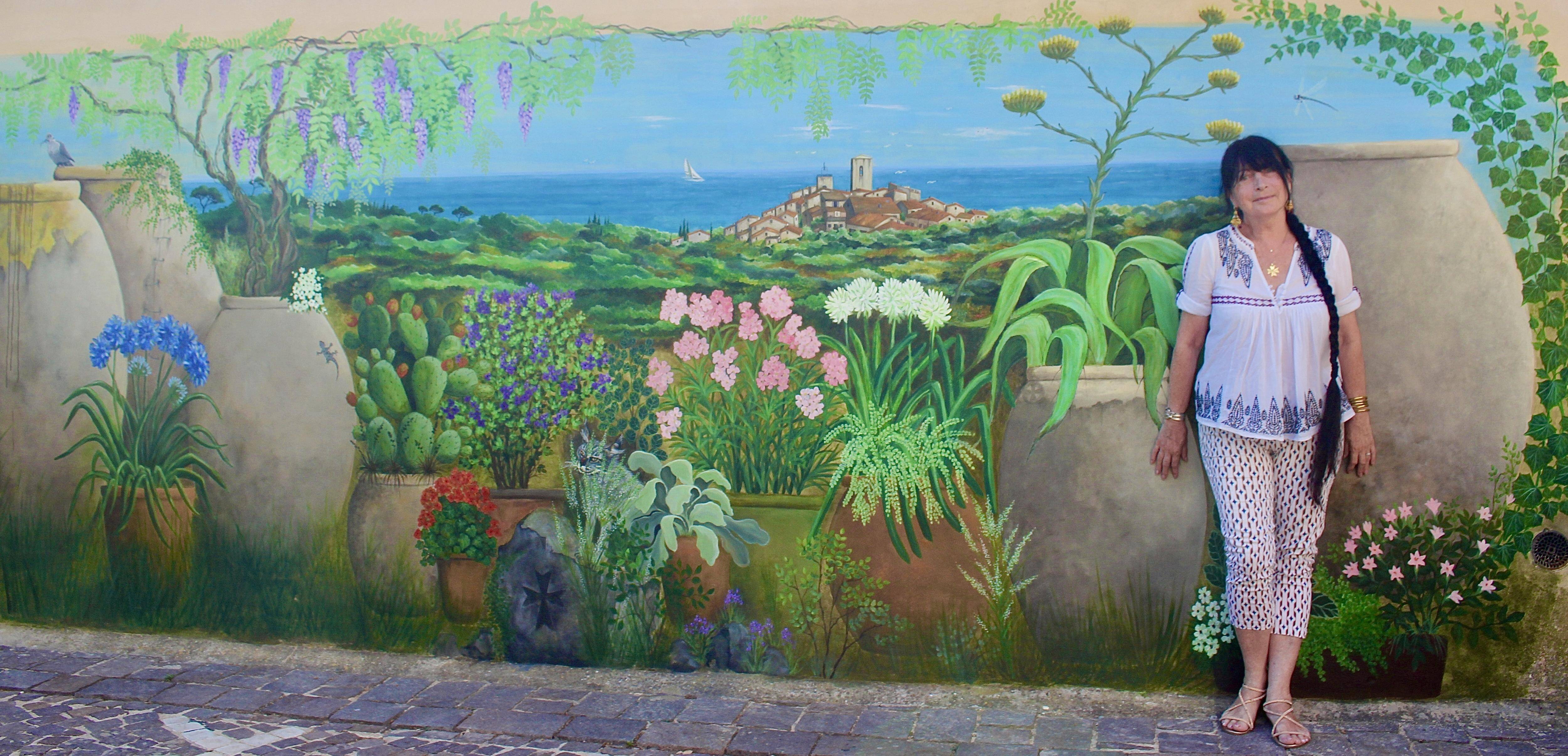 "Ce qui m'a flatté, c'est les insectes qui se trompaient, c'est génial": elle a peint son amour pour Biot sur un mur du village