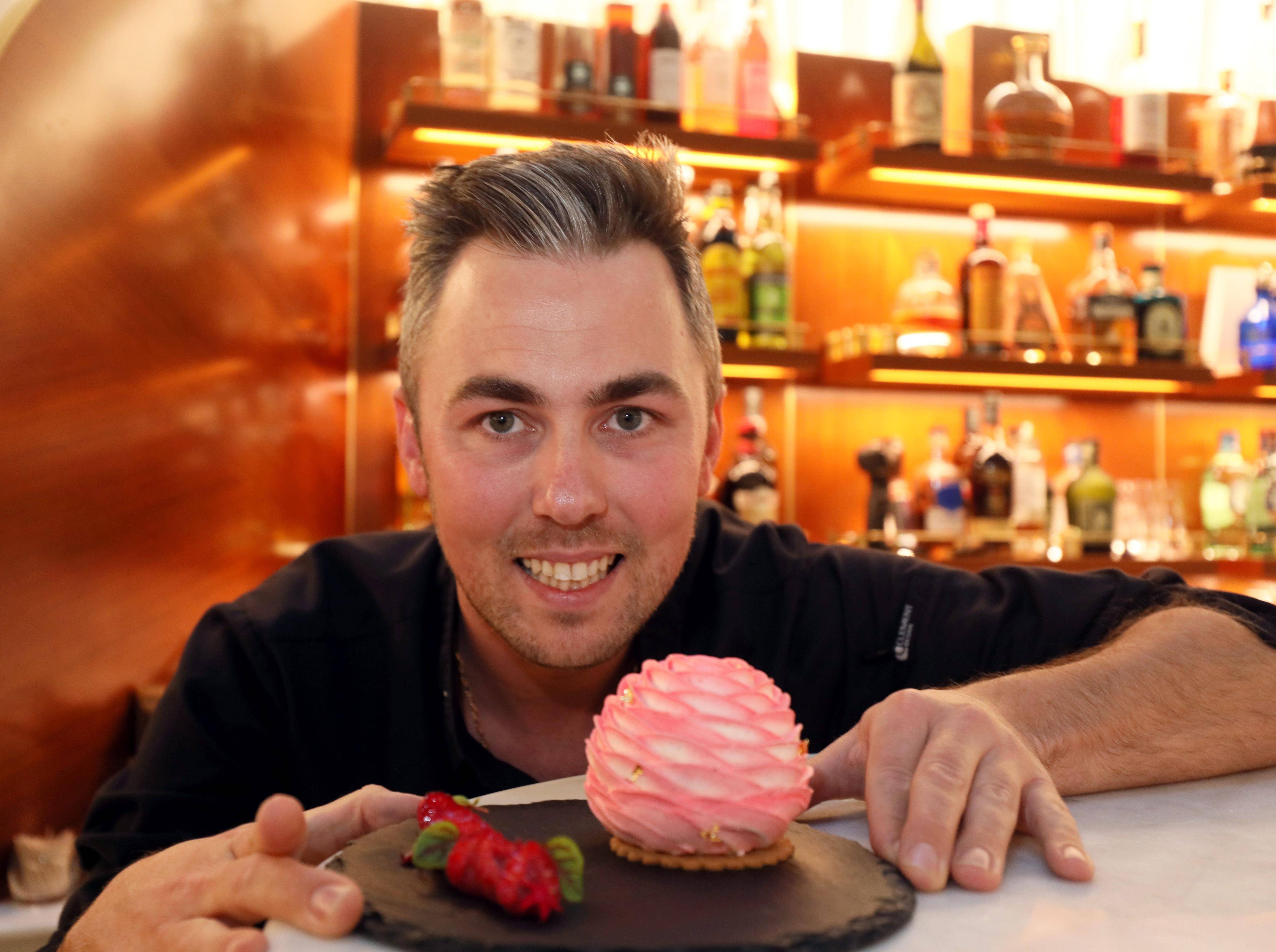 "C'est la dernière note d'un menu, il ne faut surtout pas le rater": l'ascension de l'Antibois Cédric Morro devenu chef pâtissier d'un grand hôtel de Cannes