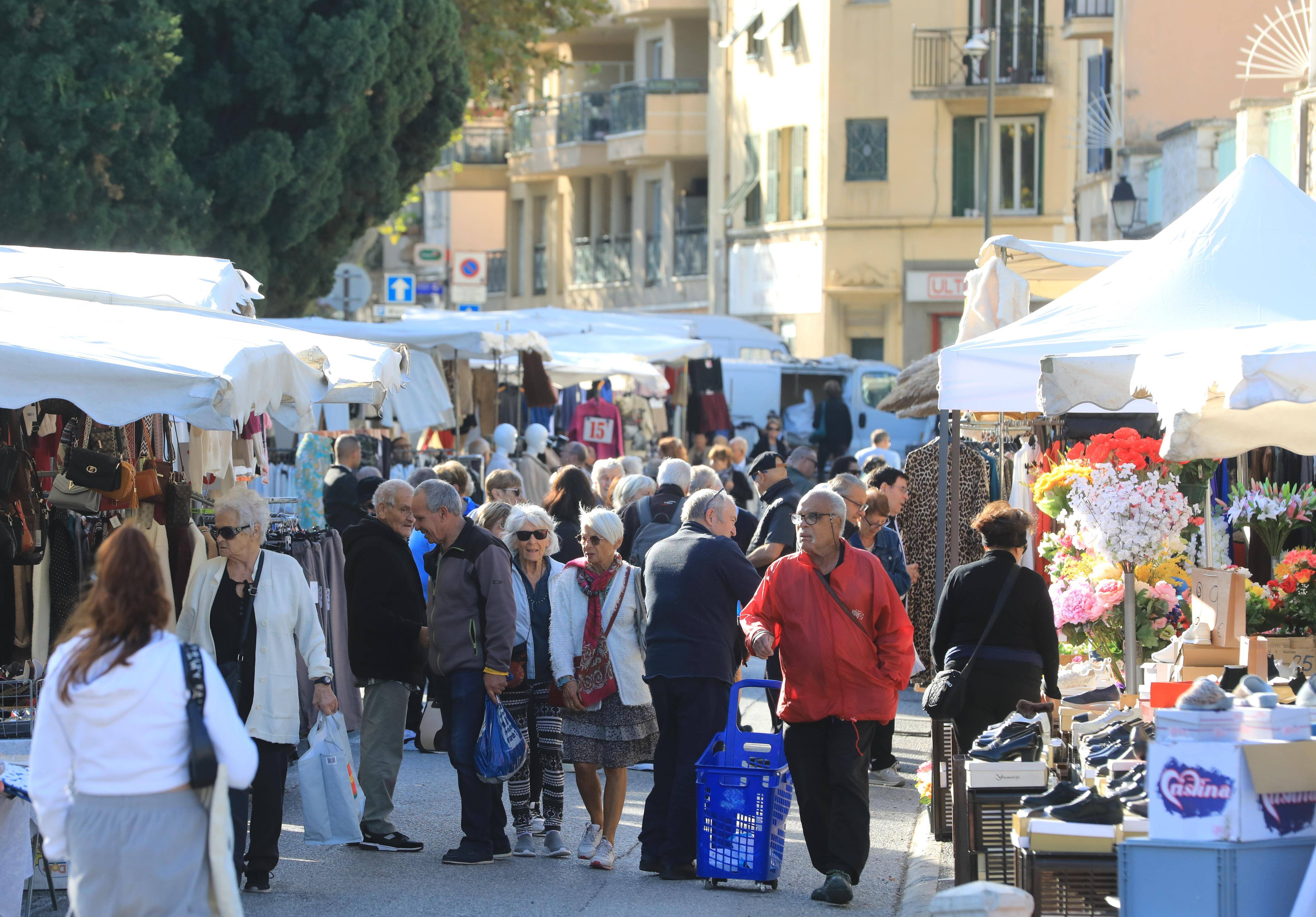 "Je vois qu'il meurt à petit feu": le nouveau marché dominical de Saint-Laurent-du-Var resserré, mais pas très local