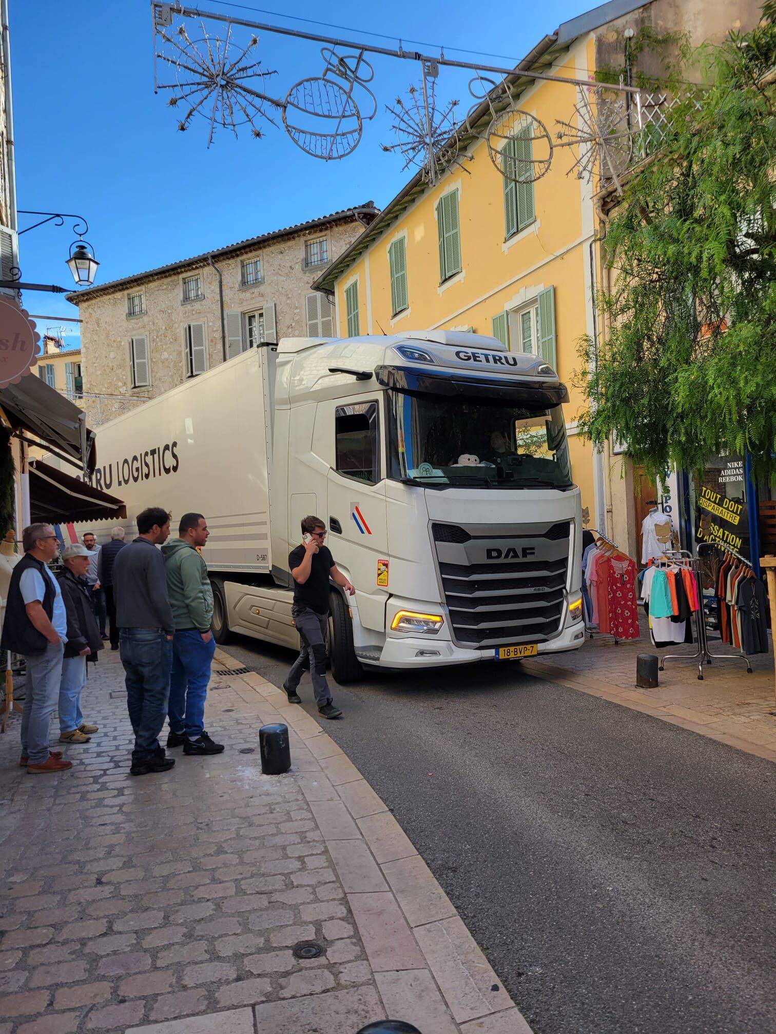 "Des personnes ont réussi à aider le chauffeur": un camion bloque la circulation à Vence à cause de son GPS