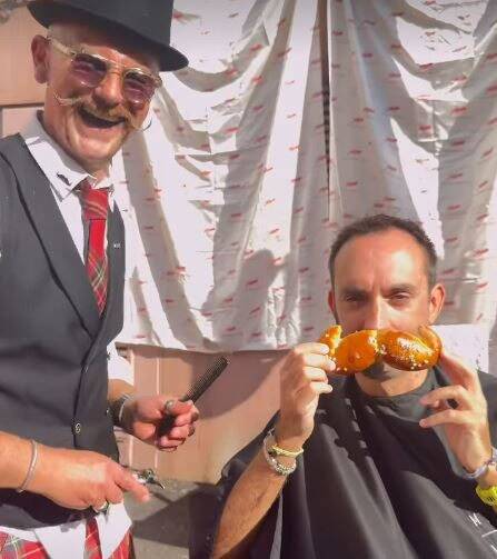 Ce barbier de Cannes relance sa campagne Movember avec un rasage depuis le marché Forville