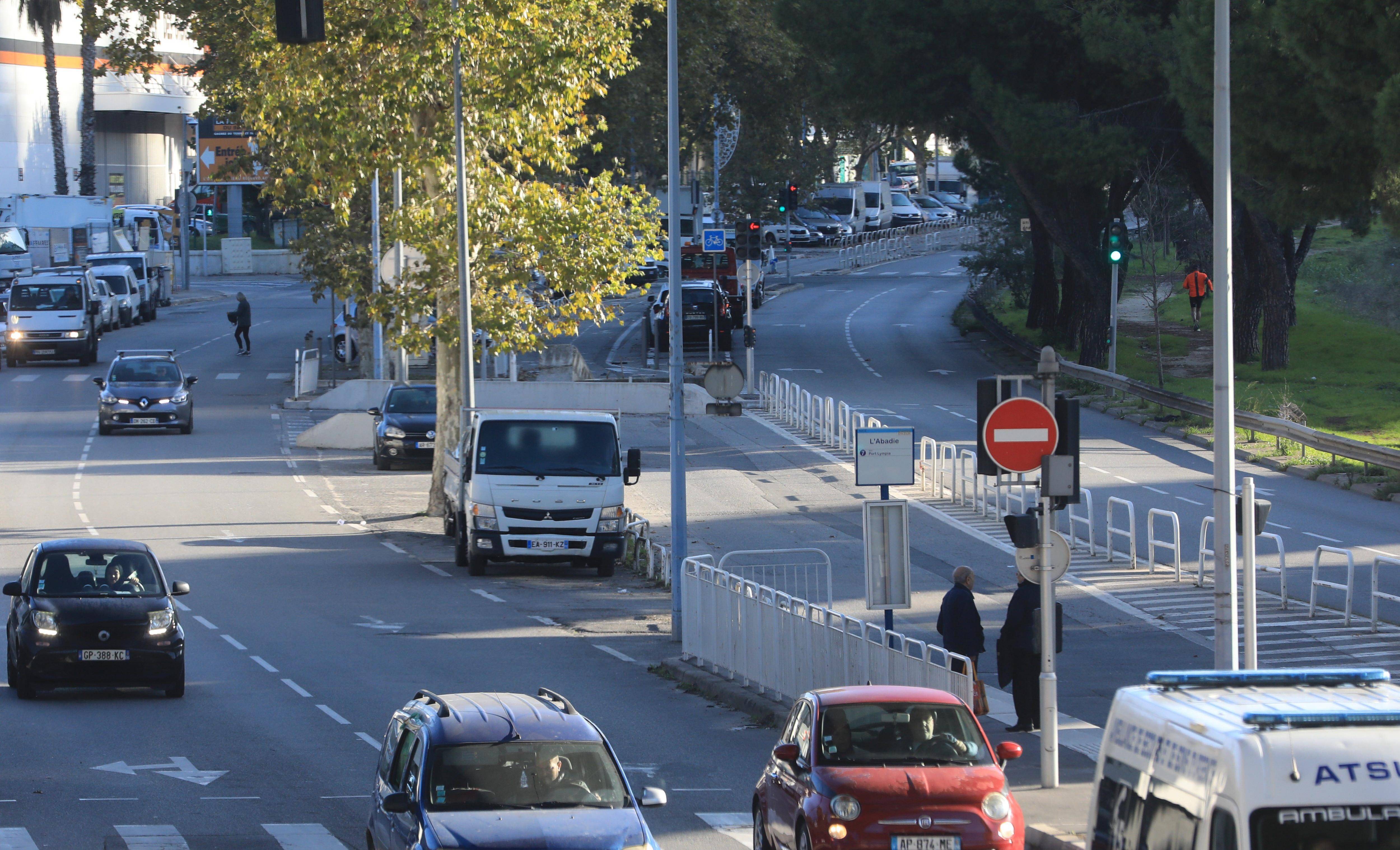 Vitesse, feux brûlés... Après le décès d'un ado en scooter à Nice, on est retourné sur "le boulevard où on fait n'importe quoi"